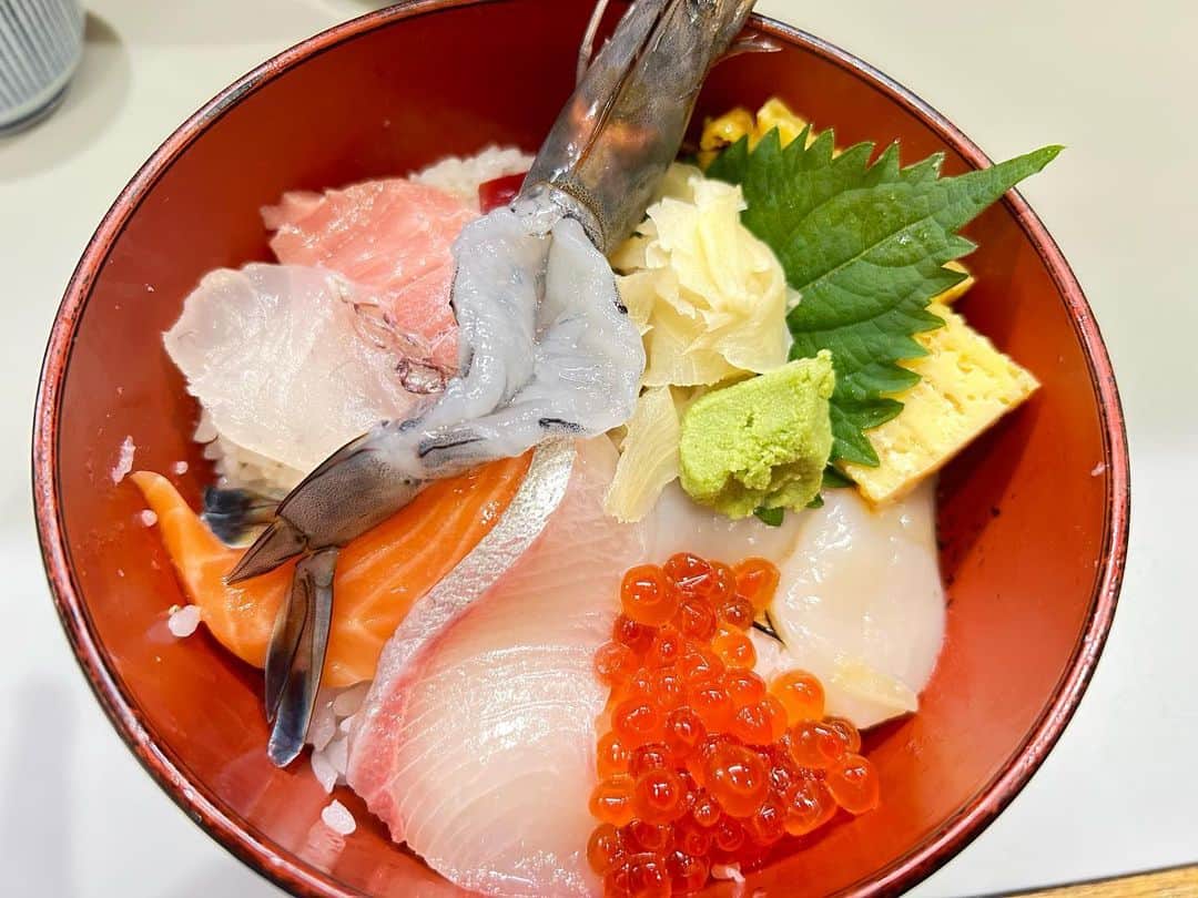 藤原あずささんのインスタグラム写真 - (藤原あずさInstagram)「. 海鮮丼！in築地🦐  4枚目の写真の大福 私が食べた大福はどっち🍓 1.こしあん 2.カスタード   #築地 #築地グルメ #築地食べ歩き  #海鮮丼 #いちご大福 #ラーメン」9月16日 19時24分 - fujiwara_azusa510