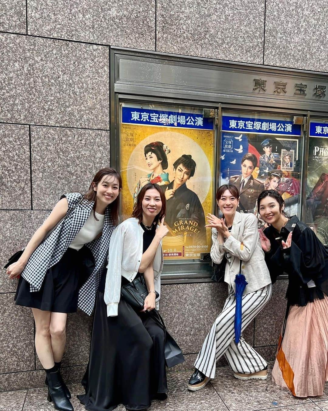 如月蓮さんのインスタグラム写真 - (如月蓮Instagram)「. 花組公演🌸 ⁡ 昨日、コロナ禍を経てやっと…やっと花組さん観に行けました。 ⁡ そして、退団発表しているスターさんに沼落ちして苦しむ乙女心を思い出す🤣笑笑 ⁡ なんと客席であきら達に会えまして🩷 あの人は誰なんだとか、あれは花組文化なのか、と質問攻めにしました。笑 ⁡ 噴水での写真は、終演後のハイな状態で宝塚モノマネをする様子です。 すごーく楽しい一日でした🌸笑笑 ⁡ またkangeki timeの時にお話ししますね🥳 ⁡ 🌹今日は、雪組・宙組のFC先行の締切です！23:59までですのでお早めに！ よろしくお願いいたします😊✨ . . . #宝塚 #花組 #瀬戸かずや さん #鳳真由 さん #白姫あかり さん #如月蓮 #RENスタグラム」9月16日 19時16分 - kisaragi.ren2