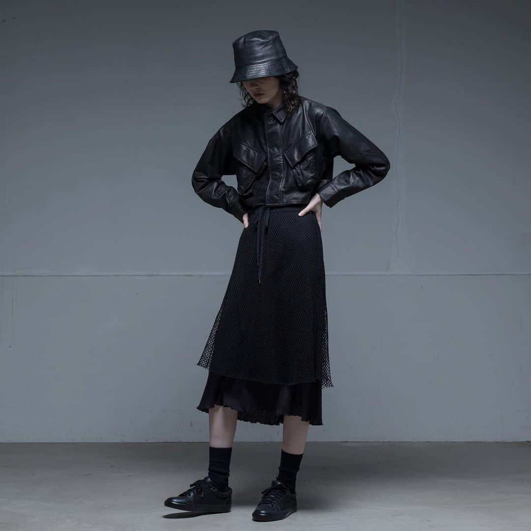 シシさんのインスタグラム写真 - (シシInstagram)「⁡ 【COMBAT SHIRT JACKET / leather】 コンバットシャツをクロップド丈にすることで ミリタリー要素と女性らしいデザインが 見事に融合した一着です。 ⁡ ⁡ 9月末入荷予定 ⁡ #sisii #leather #ridersjacket #combatshirt」9月16日 19時16分 - sisii.japan