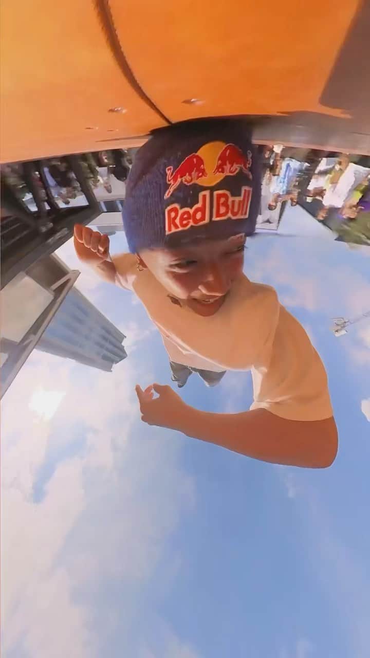のインスタグラム：「箱の上でブレイキン⚡️ 『THE BOX』に @bboyissin がチャレンジ🔥  @dukes_hardcore  #レッドブル #翼をさずける #ブレイキン #ブレイクダンス #bboy #bgirl #ヒップホップ」