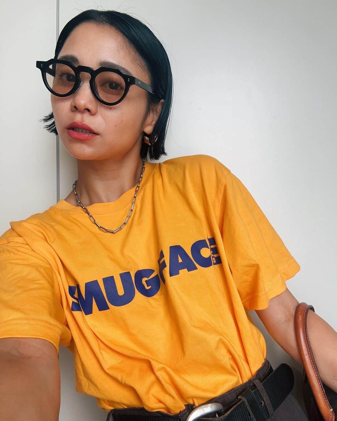 忍舞のインスタグラム：「Tシャツとワイドパンツが履きたかった気分💛 でもスニーカーは嫌だった気分🤢  #しのぶんコーデ」