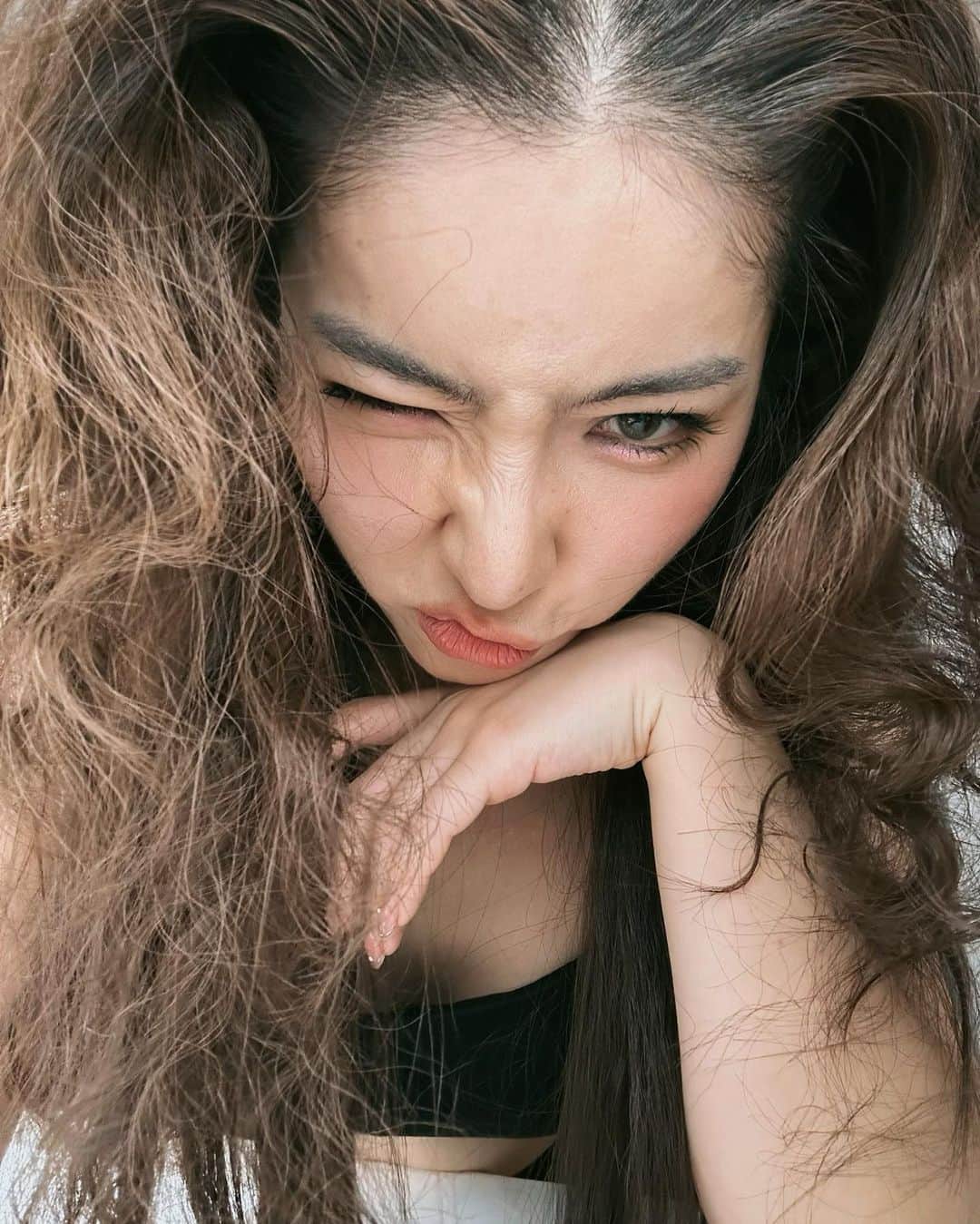 GYEON SEOさんのインスタグラム写真 - (GYEON SEOInstagram)「_* ตอนทำผมไม่คิด 🦦 . . ไม่รู้จะสงสารผมหรือตัวเองก่อน 🫠 @ballneeb  #เบื้องหลังของความสวย」9月16日 19時19分 - queengyeon