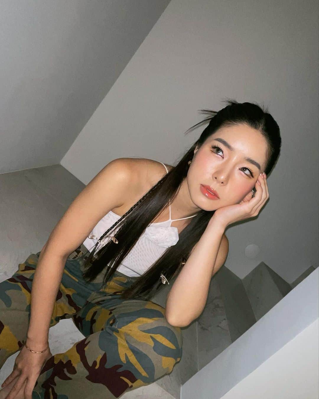 GYEON SEOのインスタグラム：「_* ตอนทำผมไม่คิด 🦦 . . ไม่รู้จะสงสารผมหรือตัวเองก่อน 🫠 @ballneeb  #เบื้องหลังของความสวย」