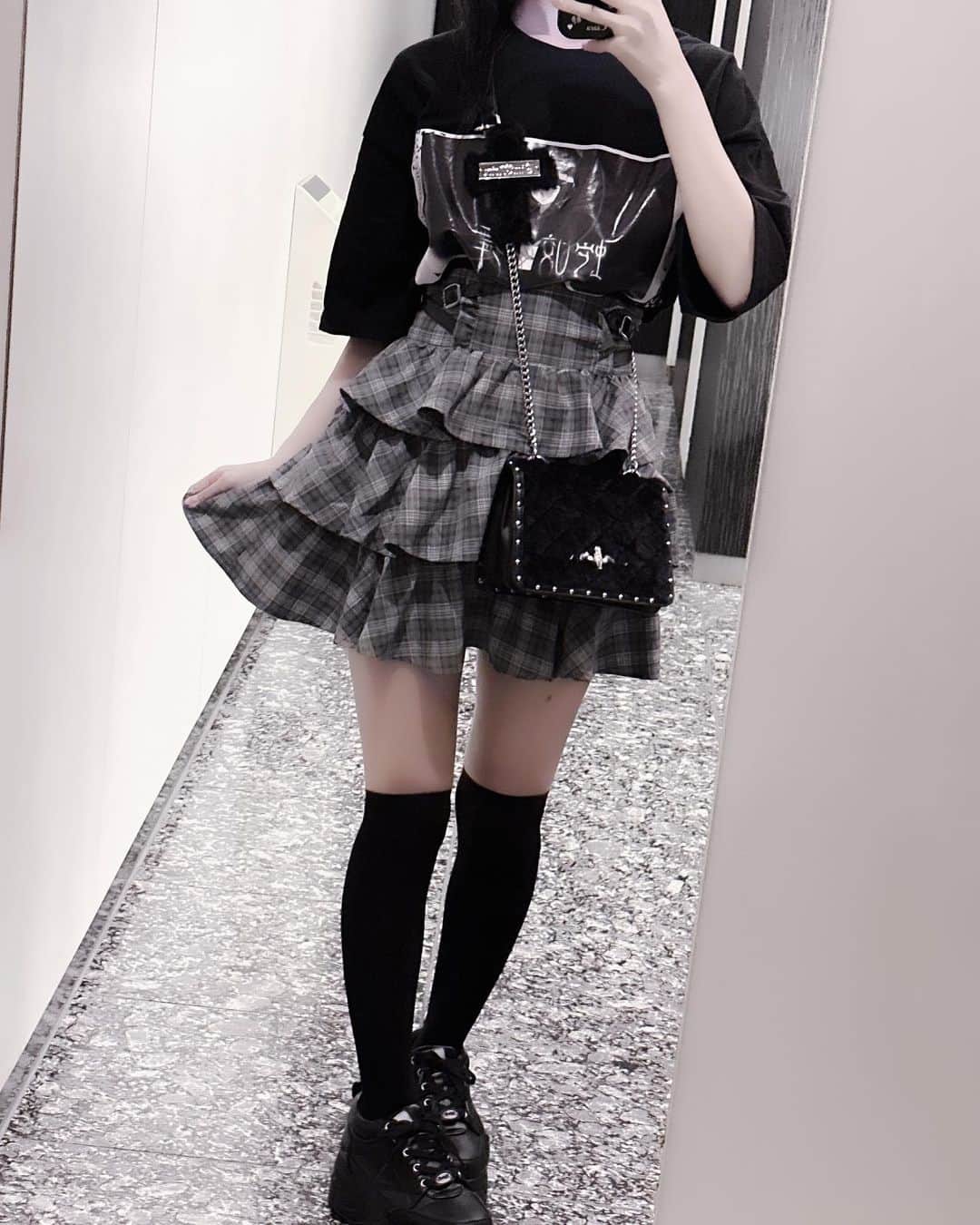 のインスタグラム：「. . ショルダーバッグかわいすぎる . . . . . . . . . #量産型  #病みかわいい #地雷女 #量産型コーデ #量産型女子 #地雷 #量産型ヲタク #selfie #セルカ #selca  #自撮り女子 #自撮り界隈 #yamikawaii #ゴスロリ #좋아요 #셀카 #셀피 #메이크업 #팔로우 #meido #카페 #셀스타그램 #メイド #メイド服 #ロリィタ #ニーハイ #goth #ジラジョ #dimmoire」