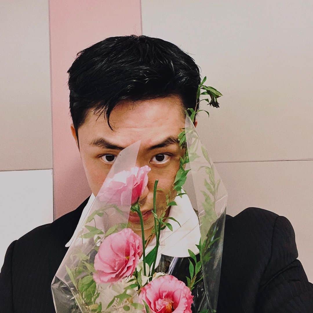 ヒョンミン のインスタグラム：「꽃을 든 남자 🌷요새 감정이 메말라있는데, 이렇게 또 뜬금 없이 감동을 주시네.. 간만에 진심으로 피식 웃었다.」