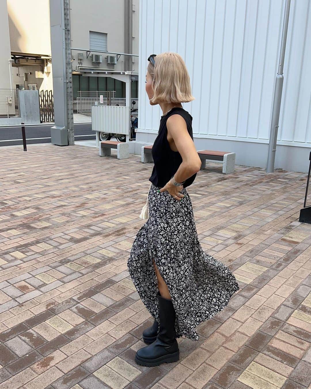 annaのインスタグラム：「.  小花柄スカート可愛い🖤 ボタンでスリットも調整可能の 優秀スカート😍！ 私はスリット深めがお好み🫶  tops ⋆ @gu_global  skirt ⋆ @sandlessmoon  shoes ⋆ @jeanasis_official   #秋コーデ#スカートコーデ#花柄スカート#大人カジュアルコーデ#オトナカジュアルコーデ#158cmコーデ#骨格ナチュラルコーデ#ブーツコーデ#きょこ#カジュアルコーデ#30代ファッション#30代コーデ」