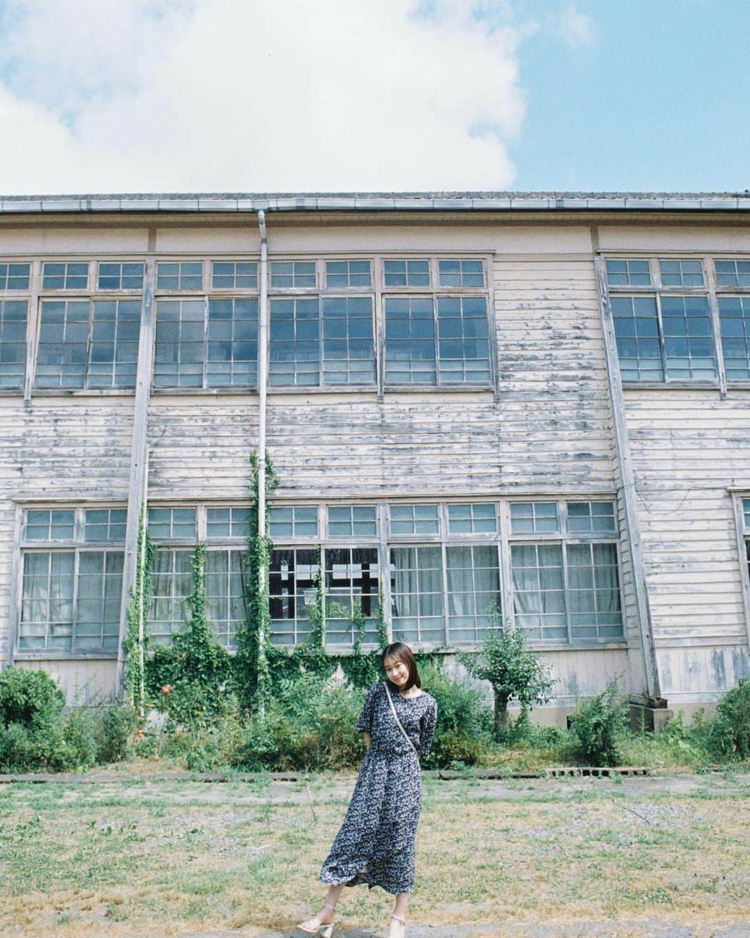 Masaのインスタグラム：「.   ▶︎▶︎▶︎ Swipe  All：Nikon F3  Nikkor 50mm F1.4 #colorplus200  🏫  撮影日 : 2023年8月6日  #まさ35 #エビプリ #35mm #nikonf3 #nikon #フィルム #film #filmcamera #filmphotography #フィルム #フィルムカメラ #フィルム写真 #portrait #ポートレート #filmisnotdead #滋賀 #shiga #学校 #旧鎌掛小学校」