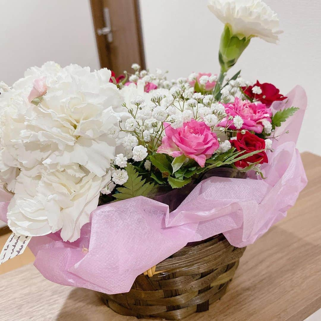 mizukiさんのインスタグラム写真 - (mizukiInstagram)「.  生花のフラワーアート💐  玄関に飾ってたんだけど かわいいお花が目に入って 気分が上がった誕生日前後でした🎂  たくさん種類があって迷ったけど 白のトイプードルにしたよ🐩 かごも花の色合いも可愛い🌹🤍  誕生日プレゼントや ギフトにおすすめです🎁  PR @animalflower_simode #フラワーハウスしもで #アニマルフラワー #お花の贈り物 #オリジナルフラワー #大切な人に #ワンちゃん好きと繋がりたい #花のある暮らし #生花 #フラワーアート #ギフト」9月16日 19時26分 - mizukich13