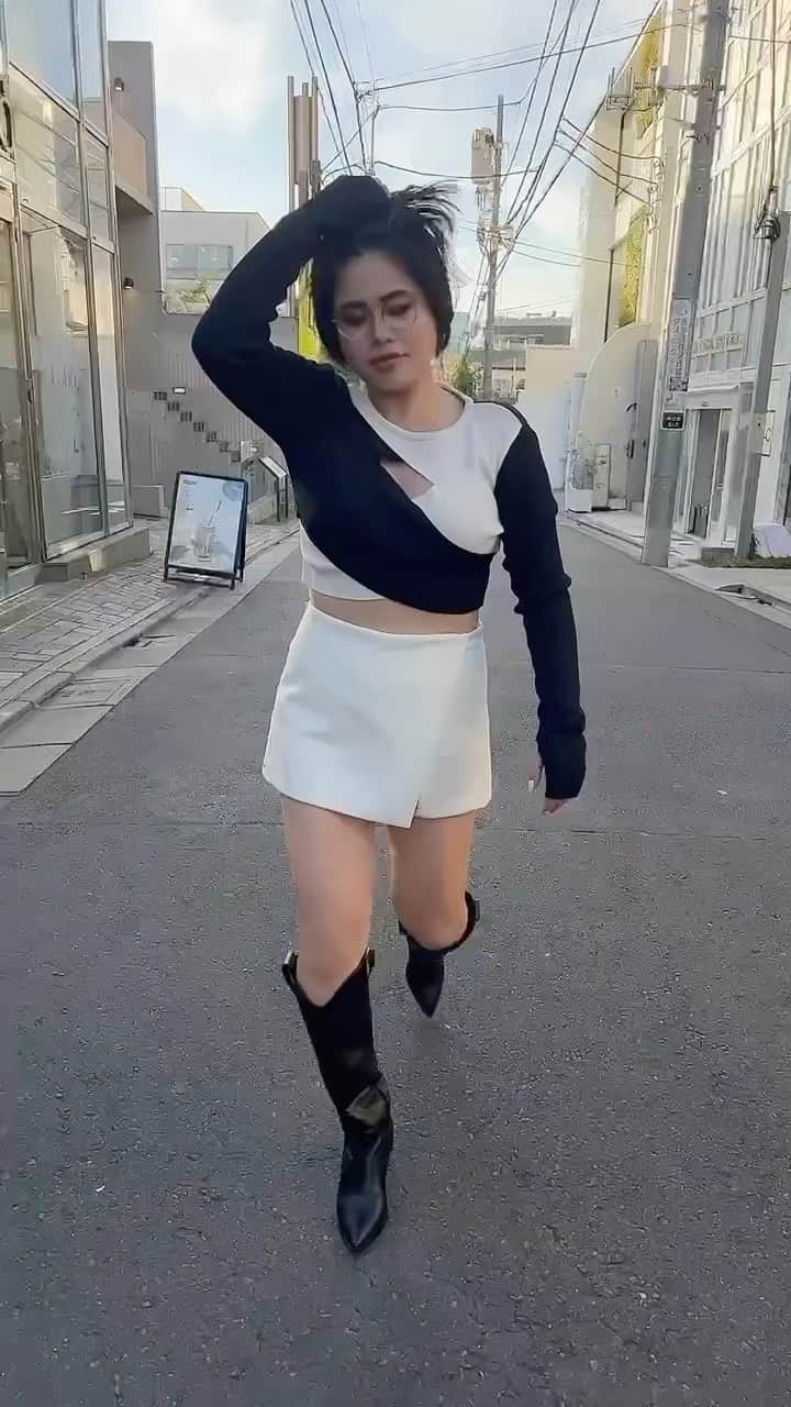 金子若菜のインスタグラム：「⠀ 撮影者の手の震えがとんでもねぇ動画。 ニットは12月発売だにょ。   #fashion #ootd #outfit  #instafashion #instagood #海外ファッション #海外コーデ #トレンド #トレンドコーデ #大人カジュアル #大人コーデ #スタイルアップコーデ #30代ファッション #30代コーデ #30代 #今日のコーデ  #カジュアル #大人ファッション #大人ショート #大人カジュアルコーデ #ショートヘア #WONEM #zara #ザラ購入品 #ザラジョ #moussy #スカートコーデ #モノトーンコーデ #zaraコーデ #zara購入品」