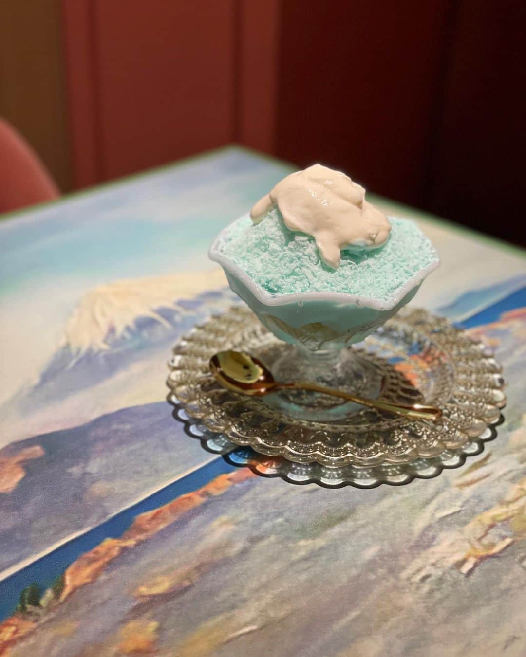 甲斐みのりのインスタグラム：「・ 別の店を目指す道すがら。 「富士山氷と、空席がある！」と、 衝動的に飛び込んだ小楽園。  季節限定の富士山氷は、はちみつとヨーグルト味。 氷の中にフルーツがたっぷり。  ボンボンショコラの雛山は、 八丈島西山と利尻山を選びました。  ふるさとの景色いとし上原のカフェ中で富士を仰ぐ ↑ ふるさとの訛なつかし停車場の人ごみの中にそを聴きにゆく 石川啄木  富士山を見つけると 手を伸ばさずにいられない富士宮っ子です。  #たべるたのしみ」