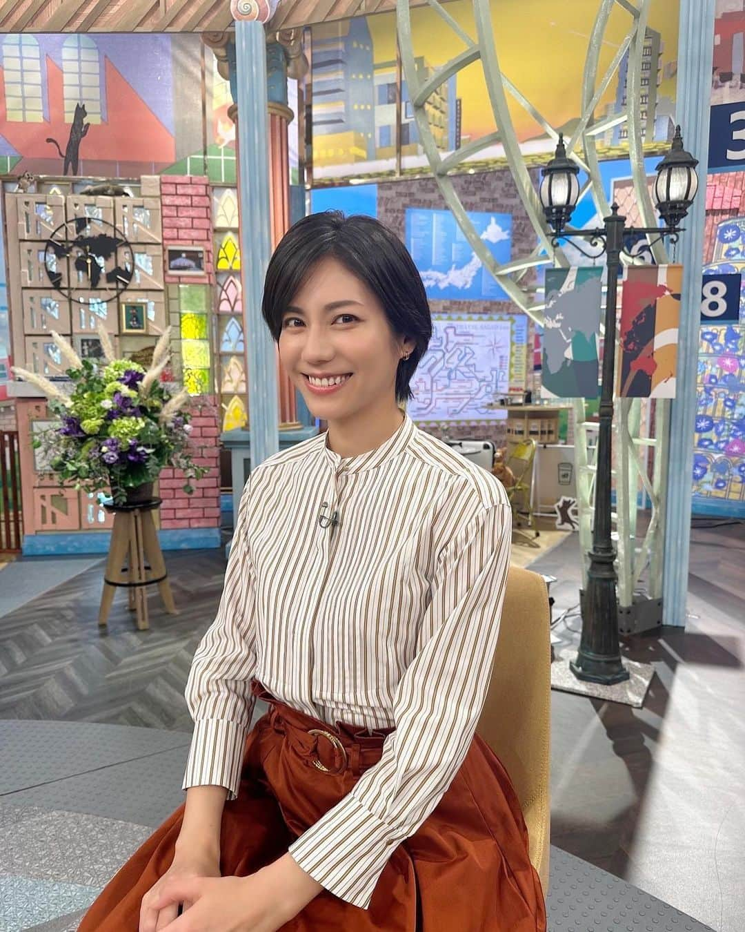 松下奈緒のインスタグラム：「みなさんこんにちは☀️  本日も「旅サラダ」をご覧いただきありがとうございました♪  菊川さんの高知旅、楽しそうでしたね！ 四万十川をカヌーで下るのも楽しそうで、私も体験してみたいです😊  以前、高知へ行った時に鰹のタタキをいただきましたが、本当に美味しかったことを思い出しました。 ポン酢も美味しいですが、塩で食べるとまた絶品でした！  海外はケープタウン！ アフリカ大陸は国立公園と都会的な街並みが隣り合わせで不思議で魅力的な街でしたね。  来週からもまだ知らないアフリカがたくさんありそうな予感😊  来週もぜひご覧ください！！  #旅サラダ @tabisalad   #松下奈緒  <衣装> ブラウス#AMACA イヤリング#vendomeaoyama」