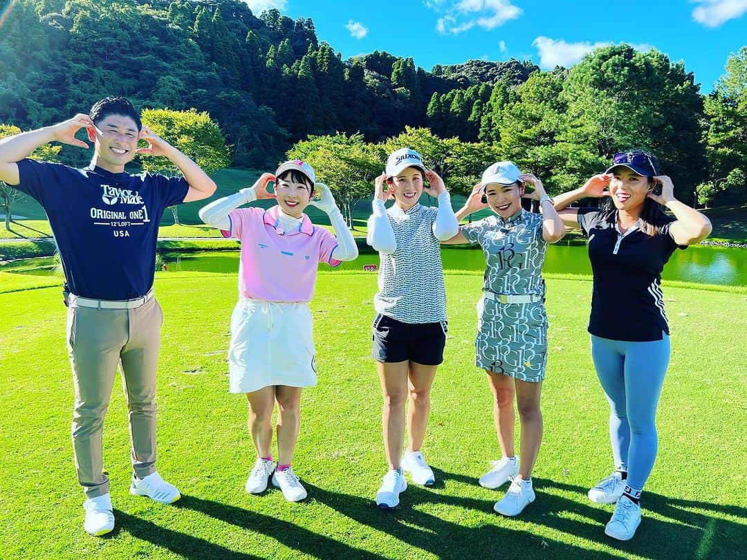 高橋大輔のインスタグラム：「本日夕方5時〜BS-TBSにて  番組MCを務めております🎤  「ゴルフONE」⛳️オンエアです😊  今週から新たな対決がスタート🏌️‍♀️ 新人女子プロの皆さん、しっかりキャラが立っておりました（笑）  この対決を観ておけば、今後ツアーで3選手が活躍する姿をより熱く楽しく応援できるはずです😁  若い皆さんに混じって41歳には馴染みのないポーズをしました‥（笑）  公式ホームページから↓↓↓  ＜出演　成澤祐美プロ、星野杏奈プロ、永嶋花音プロ＞  今回はデビュー2年目！新人女子プロ対決。  これからツアーで活躍が期待される3人組がゴルフONEで真剣勝負！  25歳の成澤プロは、名門・岡山作陽高校出身で渋野日向子プロの1学年先輩。240ヤード超えの飛距離を武器に、ドラコンでポイント獲得を狙う！  24歳の星野プロは、正確なショットが持ち味の堅実派。安定感抜群のプレーで、勝利を掴むことはできるのか！？  21歳の永嶋プロは、ショートゲームに自信あり。得意のアプローチとパッティングで大量ポイント獲得なるか！？  今週の前半戦は、ドラコンにニアピンと大量ポイントが狙えるチャンスホールが満載！ ニアピンホールでは、あわやホールインワンのスーパーショットが炸裂！ 果たして、好スタートを切るのは！？  そして、選手の素顔に迫る「真凜カード」 今回のテーマは「びっくり！女子プロ界」 ルーキー3人がプロになって驚いた〇〇とは！？  是非ご覧ください📺  #ゴルフone #bstbs #ゴルフ #ゴルフ番組 #女子プロ #ゴルフ女子 #プロゴルファー #土曜日 #17時 #mc #秋山真凛さん #髙橋大輔 #高橋大輔」