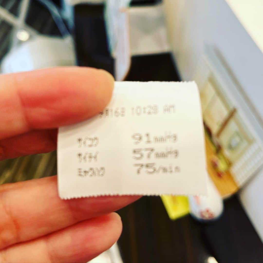 水谷さるころのインスタグラム：「相変わらず血圧低いな〜。なのに献血行って全血するとバンバン出るんですけど血圧と血流ってどういう関係？　血圧低いと血流いいのかな？」