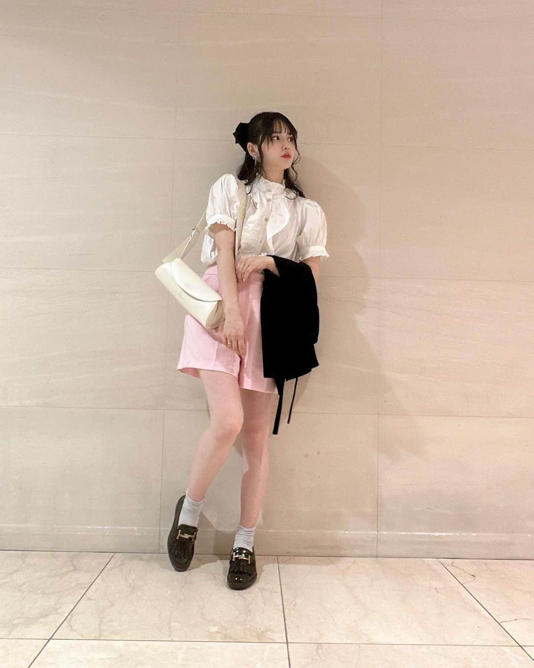 鎮西寿々歌さんのインスタグラム写真 - (鎮西寿々歌Instagram)「🎀🖤🐇  blouse･pants  #zara   #おすずの福」9月16日 10時42分 - tarasuzuka24