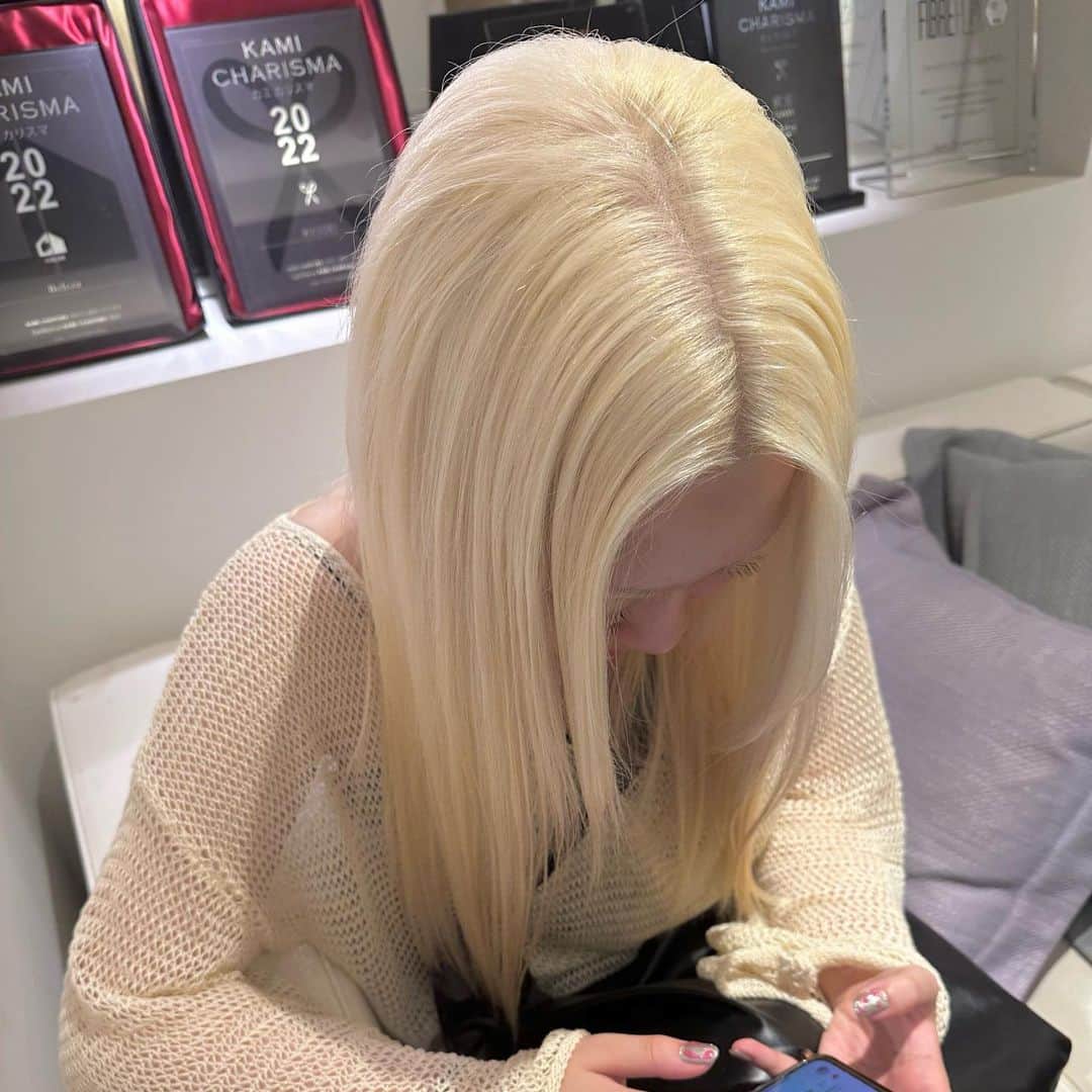Beleza_official_instagramのインスタグラム：「ずーっと人気の 抜きっぱなしブリーチ♡ 周期を守っていただきますと ブリーチ1回のリタッチだけでできます😊 ・  色落ちまで綺麗なカラー やわらかいカラー 一人ひとりに似合うカラー お任せください✊🌼🌟 ブリーチは誰に任せるかでダメージが 変わってきます！ ご予約はDMorホットペッパーから お願いします😉💕 Rei指名していただければ 絶対に可愛くします✊ belezaに来たことある方でもRei指名可能です😇 "また会いたい"と思わせます❗️ ・ わからないことがあればDMまでお願いします🤲  黒染め、縮毛履歴はハイブリーチメニューで ご予約ください🤲 記載のお時間より、ブリーチの抜け具合で お時間かかる場合がございます。 当日は長めに見ていただければ助かります。 お任せください♡♡」