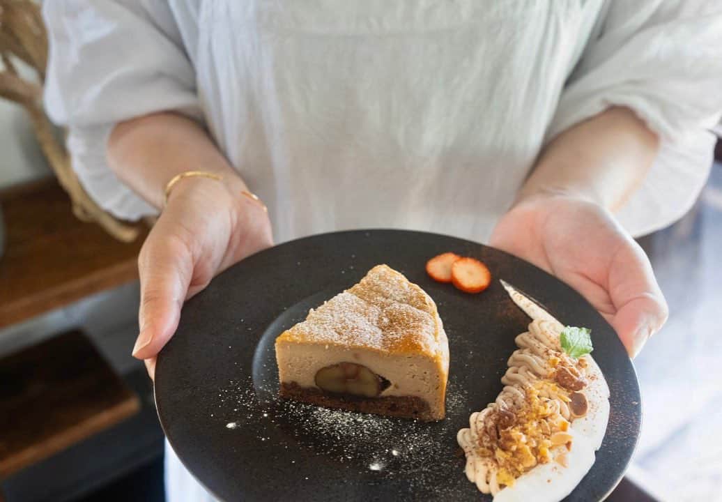 ノカフェのインスタグラム：「◉本日よりマロンチーズケーキはじまります。マロンペーストとクリームチーズをたっぷり練り込み栗渋皮煮をまるごと入れ焼き上げました。 濃厚な味わいです。 期間限定となります、よろしくおねがいいたします。」