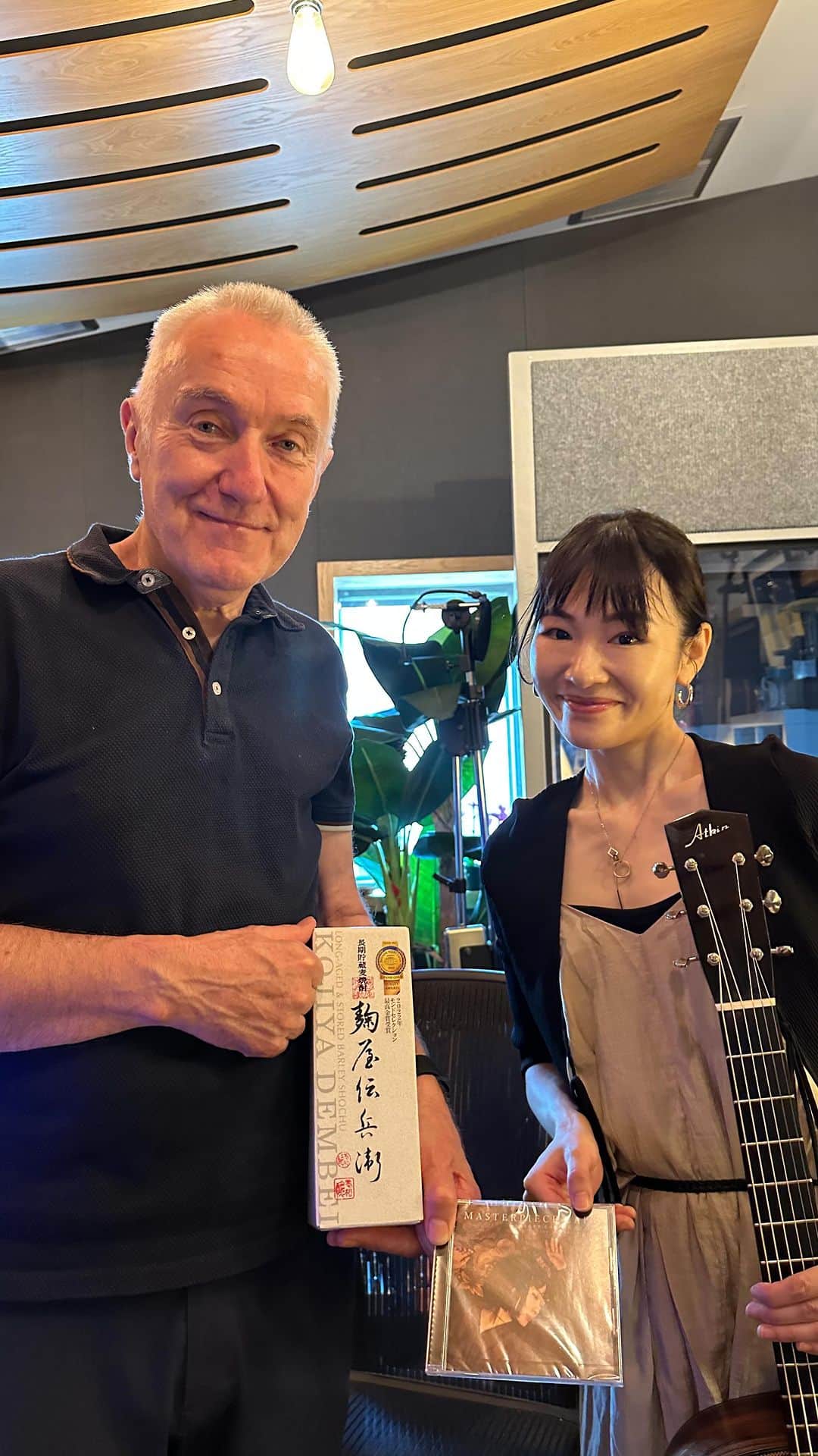 中村月子のインスタグラム：「2023.9.11 Jon Kelly との対談  ジョンは、 @jkmusic9  ケイト・ブッシュの初期の有名なアルバムをレコーディングしたことでよく知られています。   The Kick Inside と Lionheart は、アルバム「Never For Ever」の共同プロデューサー兼エンジニアです。  ジョンはポール・マッカートニーのソロアルバムの多くもレコーディングされている方。   ジョンは英国のレジェンドで、ロンドンのタイヤード スタジオで働いています。  今回はなんと！！ そのタイヤードスタジオにご挨拶に伺い、実際にお会いして沢山のお話を聞かせて頂き、 スタジオ見学！！さらには guitarで先日リリースした "それはスポットライトではない"を生演奏。 聴いて頂けて、とても感動しました。  ジョンはとても深い愛に溢れたまなざしで 沢山の話をしてくれました。 本当に光栄で感動！！！！涙が出た。 嬉しかったです。本当にありがとう！ 素晴らしい人。早くまたあいたいです。  そしてこの縁をくれた今回はTSUKIKO NAKAMURAプロジェクトのプロデューサー Steve  Raiman(スティーブライマン)  に紹介してもらった事により、 ジョンとの対談が実現した。 スティーブ素晴らしい出会いをありがとう☺️✨こころから感謝します。  現場トータルサポートSpecial thanks  Tammy Kitaoka    Meet Jon Kelly, one of Tileyard’s finest producers. Jon began his career as an engineer at Air Studios in Oxford Circus before going independent and moving to Tileyard Studios in May 2014. His credits include work with some of the most prestigious names in British recording history, including Kate Bush, Paul McCartney, Deacon Blue, Prefab Sprout, Heather Nova, Beautiful South, and Chris Rea. More recently, he has worked with Duffy, Emmi Green and Chris Difford, as well as taking part in several of Tileyard Music’s writing camps. Jon enjoys the full songwriting process, and favours starting a song from the ground up, beginning with just piano/guitar and vocals to get a great song before working on the production. In his studio you’ll find lots of old gear collected over the years, including a Euphonix console, various valve EQ and compressors, and much more outboard gear.」