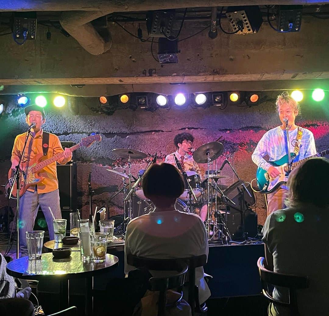 水谷さるころのインスタグラム：「久しぶりにミックスナッツハウスのライブへ。姪っ子誘って行ってきました。ミックスナッツハウスはメンバーみんな相変わらずかわいかった。見た目あんまり変わらないので妖精🧚‍♀️かもしれないと思い始めた。対バンのMonsoon houseがめちゃくちゃフレッシュなので年を聞いたら20歳くらいでライブは2回目だという。いいものを見た。 ライブ後お話ししてた方に「Salta ALまたやってください」と言われて、えー嬉しい。聞きたいっていってくれる人がいるならやりたいなーと思うなど。」