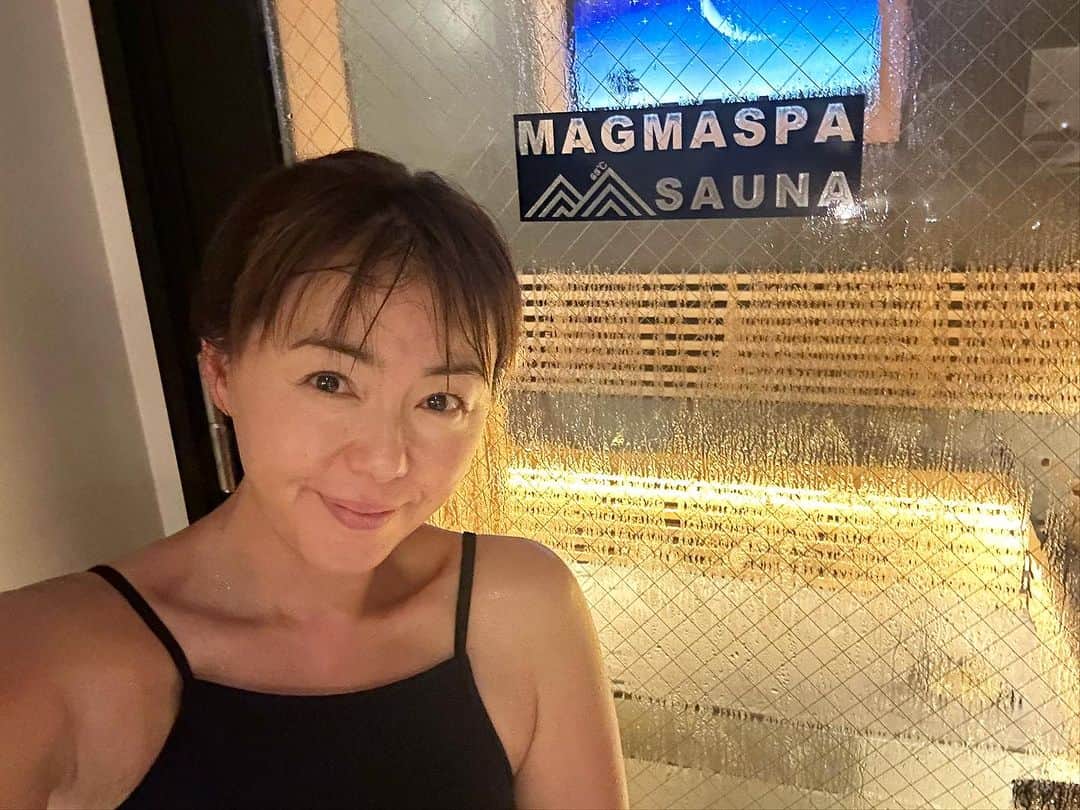 田中律子さんのインスタグラム写真 - (田中律子Instagram)「名古屋に新しくオープンしたサウナ🔥 『LOCA THE CLASS.NAGOYA』 @loca.nagoya_sauna   めちゃくちゃラグジュアリーで、贅沢な気分でデトックス出来ます🙌 広いサウナは、富士山の溶岩を使ったマグマスパサウナ🔥 発汗速度が早いっ💦あっという間に滝汗、その後は15℃の水風呂にダイブして毛穴引き締めて、バスローブ来てベッドでチルタイム🤩2時間5セットもサウナ入ってしまった🔥めちゃくちゃスッキリして、夜もぐっすり爆睡、今日も2公演頑張りまーーっす✌🏼  LOCA THE CLASS.NAGOYA 代表の葛谷さん、スタッフのみなさん、ありがとうございました🔥  #名古屋 #locatheclass #locatheclassnagoya  #sauna  #magmaspa」9月16日 11時06分 - ri2kotanaka