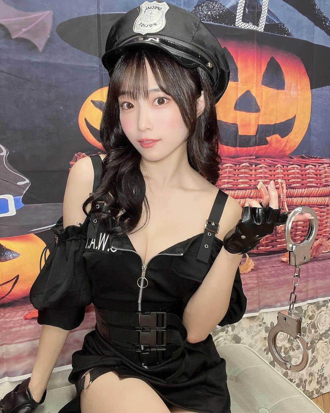 岸みゆのインスタグラム：「おはよう🖤逮捕されてみる…？⛓  ハロウィン宿題チェキまだ販売中だよ〜！ ゲットしてくれた？？？」