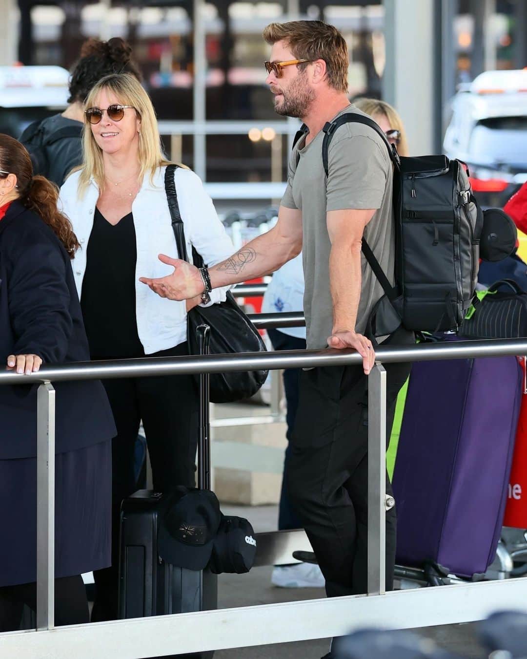Just Jaredさんのインスタグラム写真 - (Just JaredInstagram)「Chris Hemsworth and his mother, Leonie Hemsworth, seem happy to be back in Australia! They were spotted catching a taxi from Sydney International Terminal on Saturday. #ChrisHemsworth #LeonieHemsworth Photos: Backgrid」9月16日 11時06分 - justjared