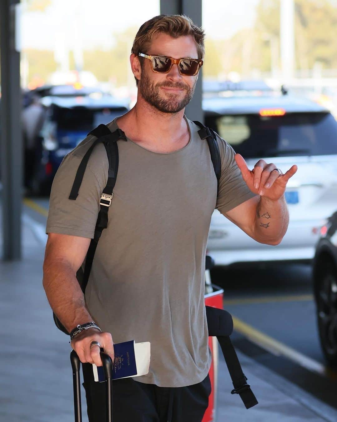 Just Jaredさんのインスタグラム写真 - (Just JaredInstagram)「Chris Hemsworth and his mother, Leonie Hemsworth, seem happy to be back in Australia! They were spotted catching a taxi from Sydney International Terminal on Saturday. #ChrisHemsworth #LeonieHemsworth Photos: Backgrid」9月16日 11時06分 - justjared