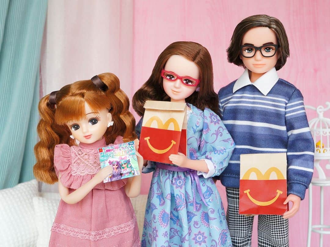 のインスタグラム：「わぁーい！ おじいちゃんとおばあちゃんが #マクドナルド の #ハッピーセット を買ってきてくれたよ！ 今日から18日（月）までは、「リカちゃんスペシャルDVD」がもらえちゃうんだって♪ さっそくみんなで見ようっと！  https://www.mcdonalds.co.jp/family/happyset/」