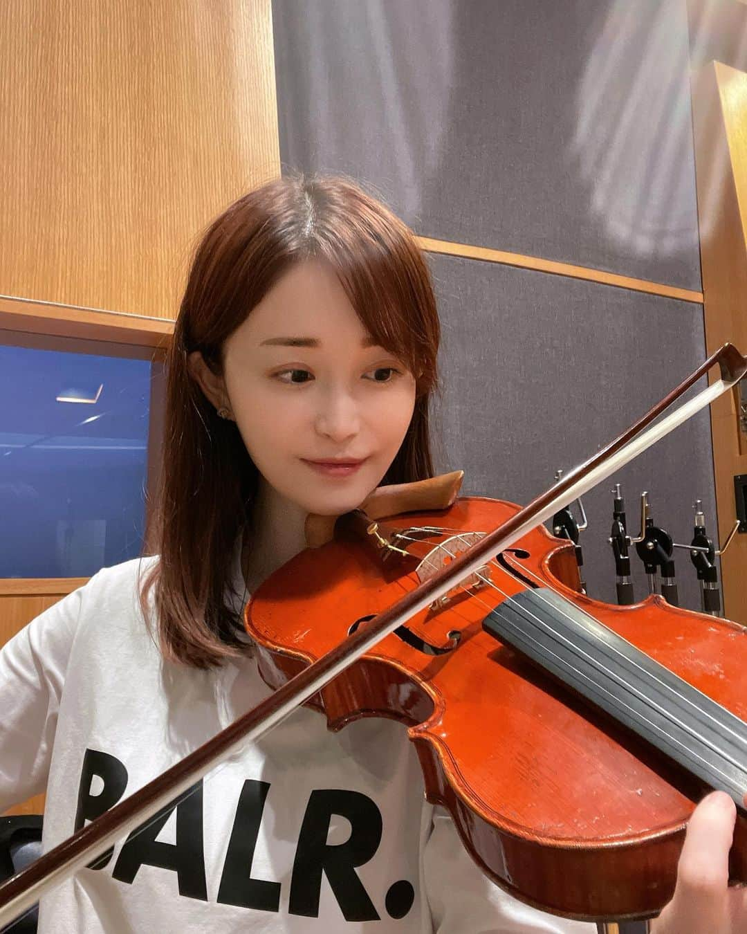 岡部磨知のインスタグラム：「🎻🎐🎐  #violin #recording #musician #tokyo」