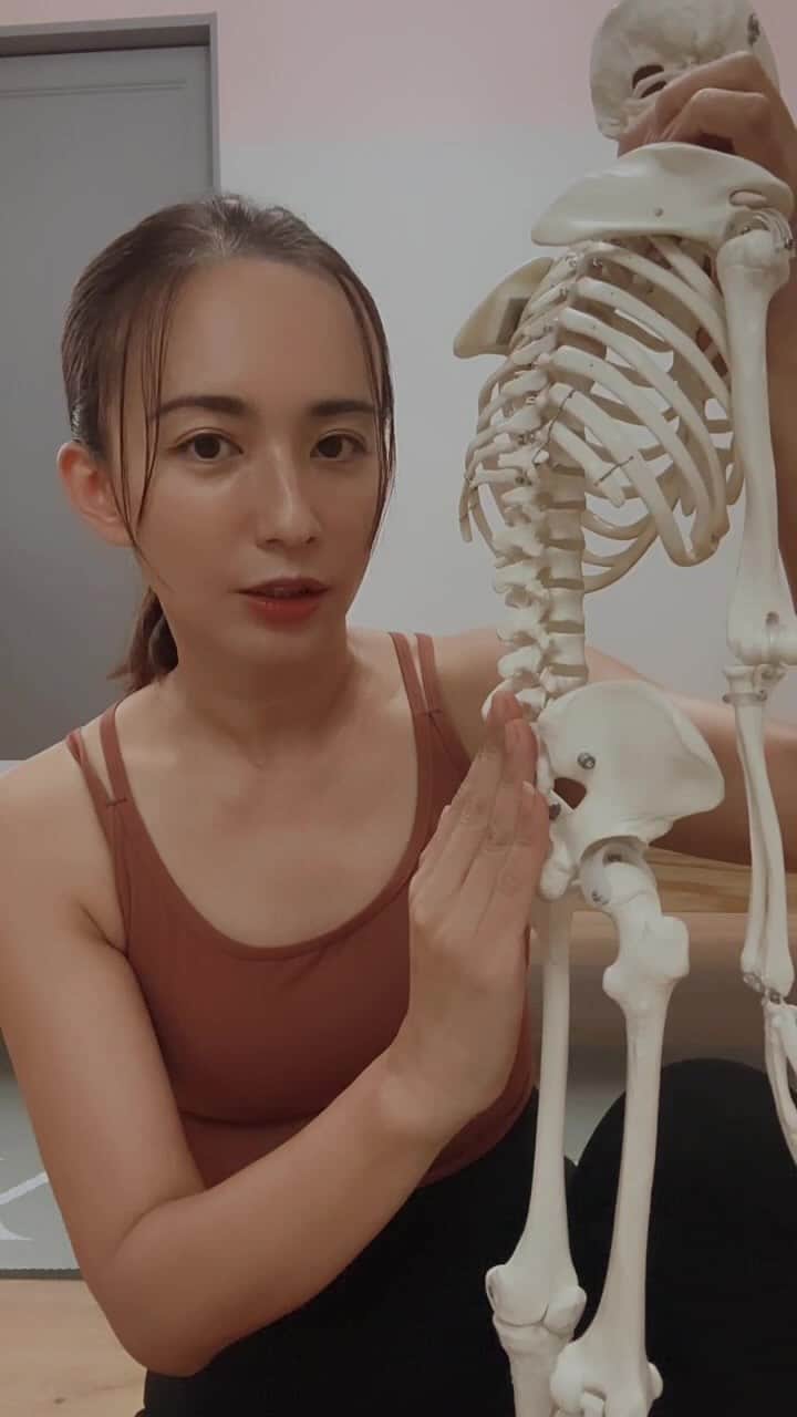 優木まおみのインスタグラム：「第一回インスタLive身体美容セミナー!  骨盤、仙骨、仙腸関節などのお話❤️  と、仙腸関節リセットエクササイズと、臀筋を中心としたトレーニング2選。」