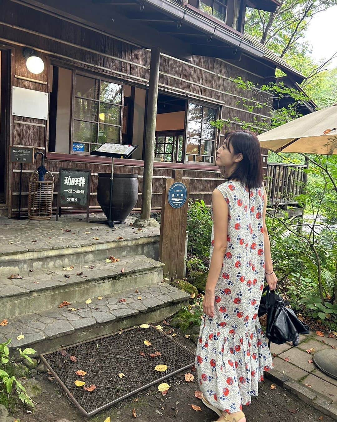 青山倫子のインスタグラム：「_ 少し前に旅に出た。 私の旅は建物を見に行くことが多いかな。 見てみたい建物を探して、会いに行く。 あまり多くは調べずに、最初に感じたことや疑問をただひたすらと考える。 光の入り方や風の抜け方、時間や季節、天候によって変わる景色や聴こえてくる音や匂い。 そしてその土地にあることの存在感や歴史などなど。。  写真集を見るのも好きだけど、やっぱり見て感じるのは最高だ。  雨風をしのげるだけでもありがたいのに、こんなにたくさんの工夫があることに、その建物にたずさわった方の愛情を感じる。 それがなんとも楽しい。  #青山倫子 #建物 #生活 #旅 #大好き #古民家 #移築ってどうなっているんだろう #いつか見てみたい」