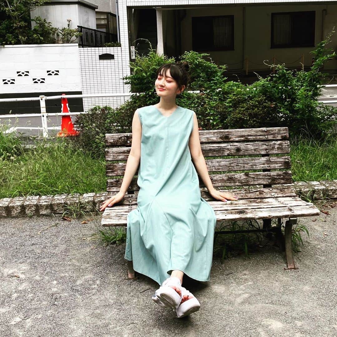 のインスタグラム：「お散歩ロケしました。まだまだ夏です。  #お散歩 #公演 #ベンチ #marvelousbypierrot #nike #airmax」