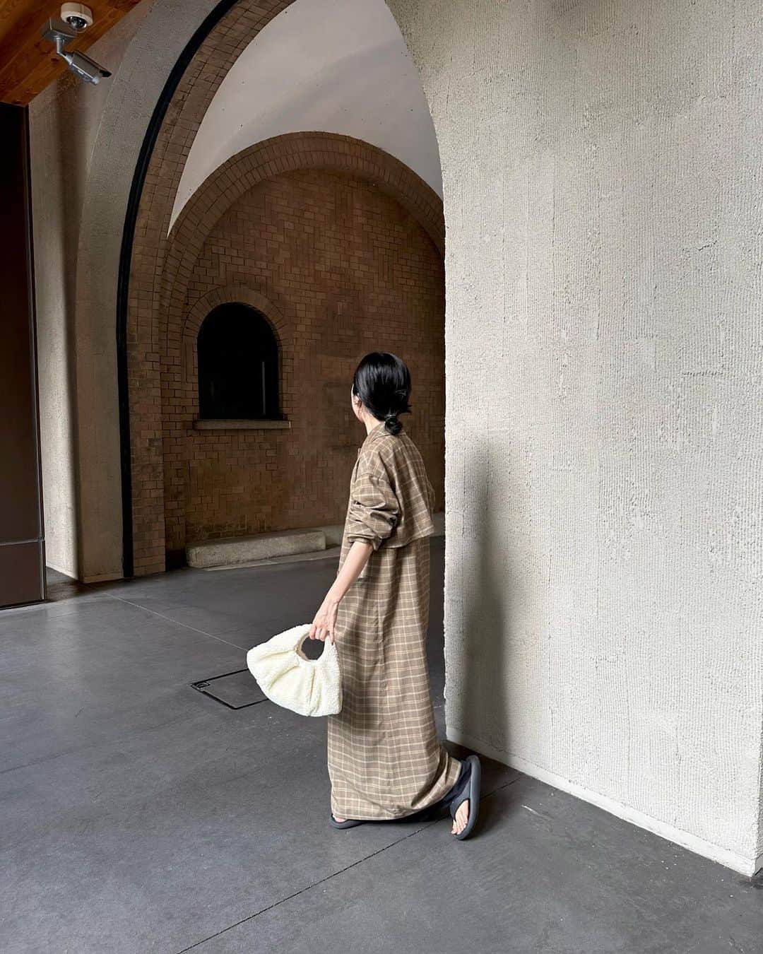 kannnaのインスタグラム：「昨日🤲🏻やっと着れる季節が♡(まだ暑いけど) ZOZOWEEK開催中で お得に可愛い今着れるアイテムも ゲットできるので覗いてみてね😗🤚🏻  (アイテム推しポイント) このアイテムはこのチェック柄に惚れて。 作りたくて作りたくて作った！ 襟は大きめにしてて小顔に見せてくれるし 後ろもヨークあるので後ろ姿も抜かりないｙｏ✍🏻」