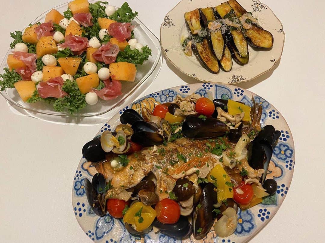 のインスタグラム：「最近の👩🏻‍🍳 メバルのアクアパッツァ、 ケールとメロンと生ハムとモッツァレラのサラダ、 ナスのジェノベーゼソース、 ヒラメの昆布〆を山椒とすだちで、 とろナスのステーキ、 手羽元のさっぱり煮、 枝豆、きゅうりの漬物、 ポークソテー　トマトソース、 ズッキーニのサラダ、 アスパラ目玉焼きからすみがけ、 マグロ赤身刺身、 青椒肉絲、 ゴーヤ塩昆布、 納豆明太卵炒め、 トマトの新生姜ダレ、 ケールとキウイとモッツァレラのサラダ、 タコぶつ、 時々急に食べたくなるTHE家カレー🍛 #トーキョー嫁ご飯#トーキョー家族ご飯」