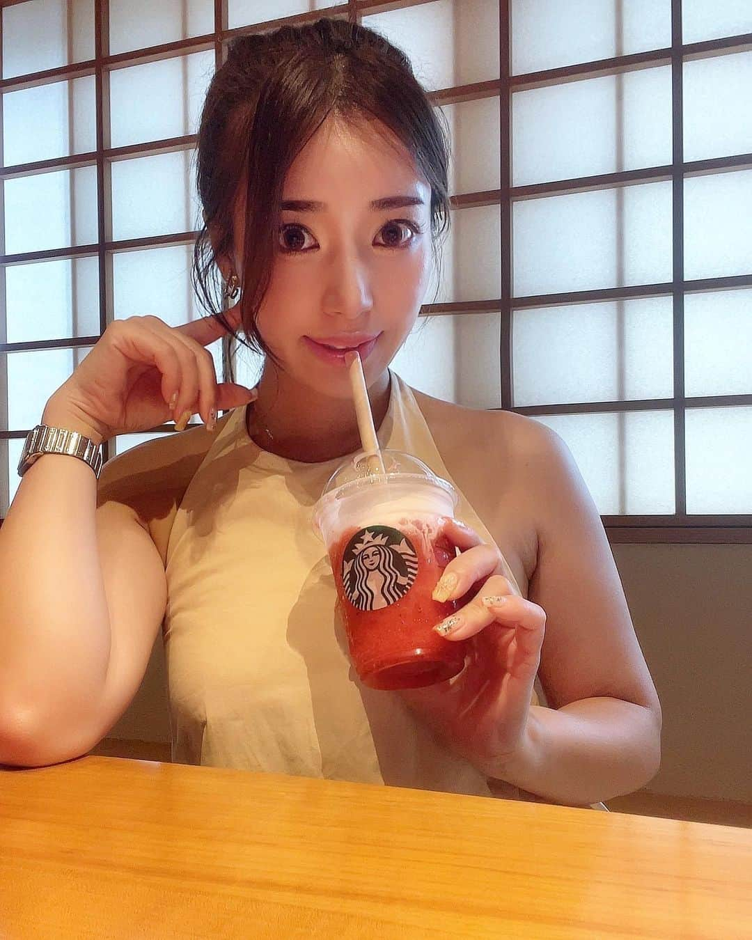 中村かなさんのインスタグラム写真 - (中村かなInstagram)「みんな🦷のお手入れはしてますか？  汚い歯は……😰だから 定期的に歯医者さんのクリーニング ホワイトニングニングもマメに通ってます🦷✨  おうちでホームホワイトニングもやったりしたけど 今はセルフホワイトニングサロンで気軽に受けれるからサロンのが楽チン🦷✨  ￣￣￣￣￣￣￣￣￣￣￣￣￣￣￣￣￣￣￣ 今回はOPENしたばかりの ☑︎ ecxia white 大曽根店 @ecxia_white_ozone  セルフホワイトニングとセルフエステが お値打ちに受けられるサロン✨ 真っ白で清潔感溢れるキレイなサロンだよ🦷✨  定期的にお手入れしてるので 結構白い私の歯も2トーンアップしました もちろん痛みなし❣️  ￣￣￣￣￣￣￣￣￣￣￣￣￣￣￣￣￣￣￣ 🉐　かなのインスタ見たで特典あり　  ☑︎9分×2セットのホワイトニング無料 ☑︎入会金¥22000が無料 ☑︎エステも無料 ☑︎歯磨き粉もプレゼント  ☝️¥30000相当のプレゼントが付きます🥹 とりあえず無料体験だけでもOKみたい♡ 【 かなのインスタ見た 】で予約してね  ￣￣￣￣￣￣￣￣￣￣￣￣￣￣￣￣￣￣￣  📍ecxia white 大曽根店 愛知県名古屋市北区大曽根3-5-23 ozalloggio805号  #一般人も歯が命  #ecxiawhite #ecxiawhite大曽根店#エクシアホワイト #セルフホワイトニング #セルフホワイトニング専門店 #ホワイトニング名古屋 #名古屋ホワイトニング #通い放題 #通い放題エステ #セルフエステ #大曽根#大曽根駅 #名古屋市北区 #歯は大事 #歯 #白い歯」9月16日 11時12分 - k777pime