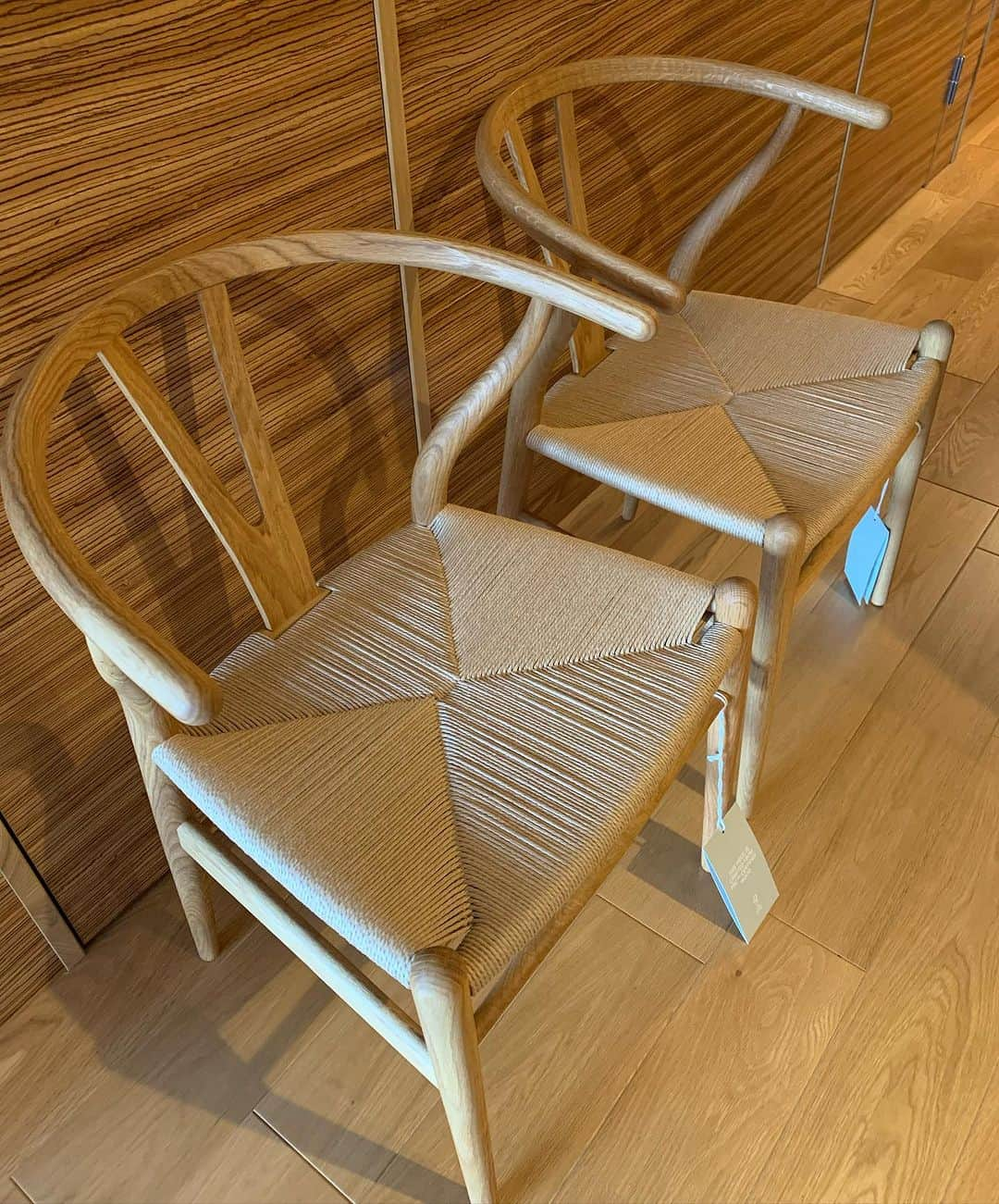 祐真朋樹さんのインスタグラム写真 - (祐真朋樹Instagram)「hans-j-wegnerのYチェアが、我が家へやってきた。  @carlhansenandsonjapan」9月16日 11時13分 - stsukezane