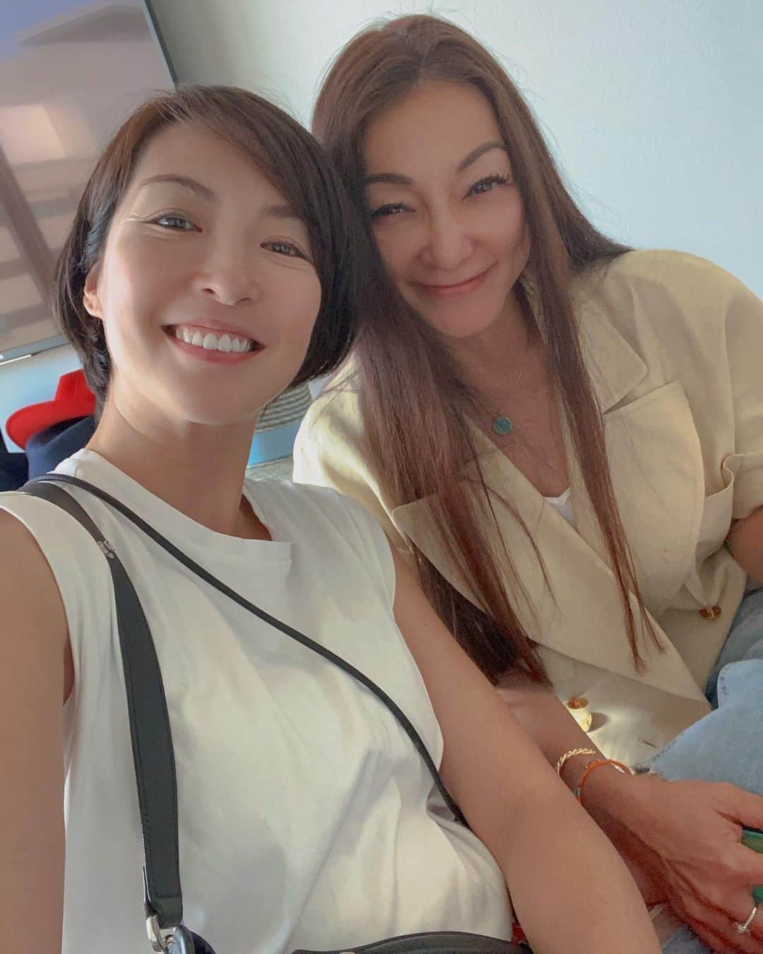 蒲生麻由のインスタグラム：「まーちゃん@makikoniksonが日本に帰国してるとの事で、久しぶりに再会できました❣️🍀   出会いは私が18歳の高校生の頃。 あれからもう20年以上経ってる!! 1歳半と4歳だったCC &CJが、 立派な大人になっているし、 まーちゃんはあの頃と変わらず、 パワフルでアクティブ🌷 (いや、あの頃よりパワーアップしてる🔥)  私も今や2児の母になって、 なんだか不思議だねぇなんて話しながらも、 一瞬で出会った頃のように話が弾むw  私も久しぶりに刺激的で充実した時間を 過ごせました^_^  そろそろハワイにも行きたいなぁ🌴  #ハワイのまきさん #mybigsis #ハワイが恋しい  #刺激的な時間 #いつもありがとう」