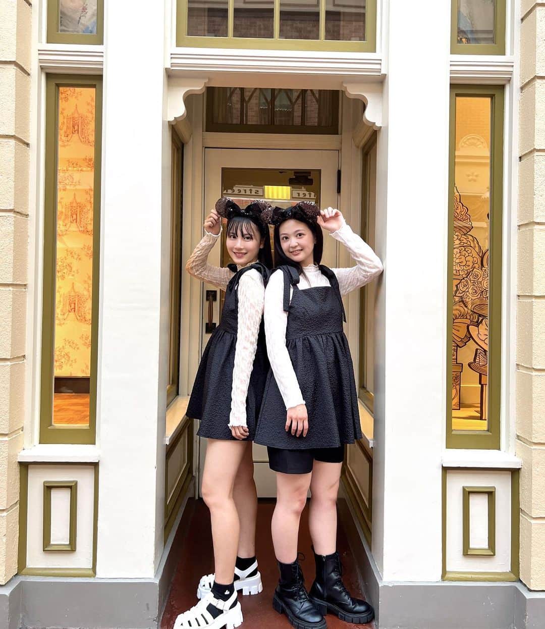のインスタグラム：「@mcr2022_06wh 🤍🫖  オソロコーデ♡  3枚目なんか不自然なんだけど、お互いカチューシャの耳が当たってめちゃ大変だったの😂🩵」