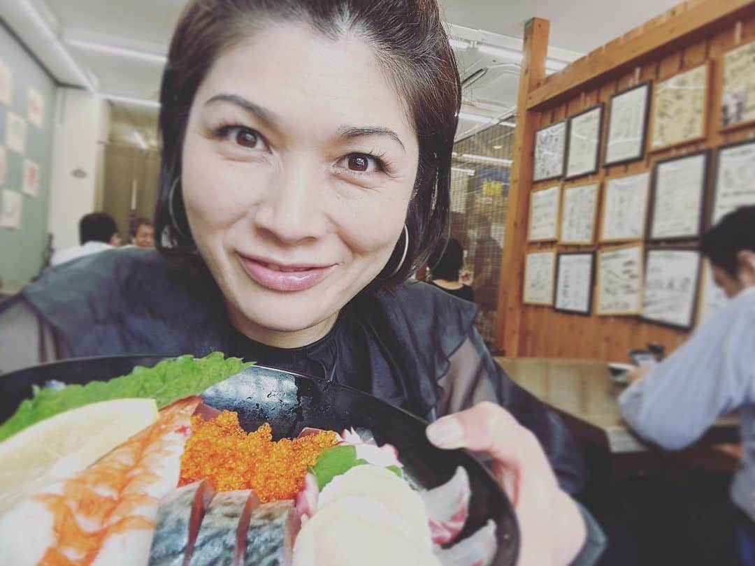 岡本安代さんのインスタグラム写真 - (岡本安代Instagram)「【絶品！海鮮丼！】 我が家イチオシの海鮮丼を味わって欲しくて、パパの弟ご夫妻をお連れしましたー！  『すごいボリューム！美味しいし、安いし！東京では食べられない〜！』ととても喜んでくれましたー！  お客様をお連れすると間違いなく喜んでもらえるの！  新鮮なお刺身たっぷりで、 ご飯が足りなくなるという事態必至。  お味噌汁はなんとあら汁！  毎日メチャクチャ混雑するし、なんなら売り切れちゃって食べられないってこともよくある話。  開店前からスタンバイして味わうことのできた大満足の海鮮丼！ 色々たくさん嬉しいこともありましたー！ #詳しくは後ほどブログで  https://ameblo.jp/yasuyo0308/  今回もご馳走さまでした！  #走り続ける岡本家 #５人の子育てママウンサー  #岡本家のイチオシ #かんまち商店  #海鮮丼 #ランチ #鹿児島 #鹿児島ランチ」9月16日 11時32分 - okamoto.yasuyo