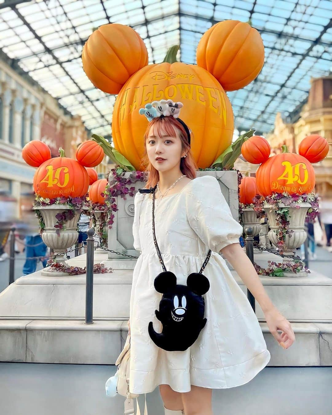 中島絢乃のインスタグラム：「🎃💛👻  .  ディズニーハロウィーン2023はじまって初の土日、、 というか三連休初日だね😳🧡  インしている人いるかな？👻💛🧡 待ち時間見た感じそこまで混んでなさそうかな？🤔  . .  写真は #ワールドバザール にて🎃✨ やっぱり大きなかぼちゃがあると ハロウィンって感じがするなあ、、🥹🧡💭  かぼちゃの表側が混んでいたので 裏側で撮ってみました🎃✌︎ こっちもかわいいよね！🧡👻  〰〰〰️〰〰〰〰️〰 #disneysisters_jp ☜中島姉妹ディズニー投稿まとめ @nakajimasisters_jp ☜姉妹アカウント🎃」