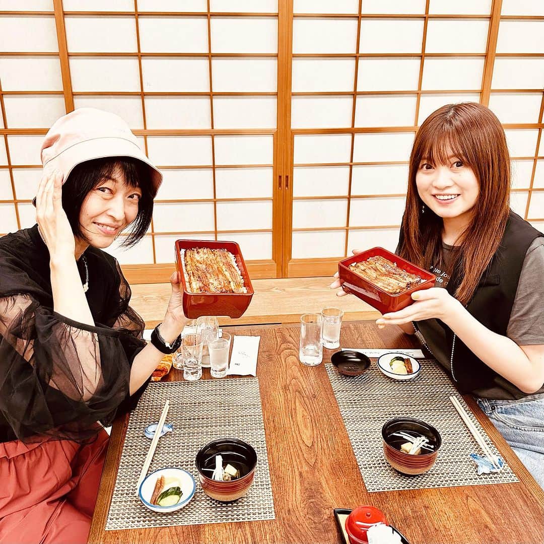 畑亜貴のインスタグラム：「大好きな鈴木このみさんと大好きな鰻を。娘を見守るような気持ちで応援してます！このみんからのプレゼントの帽子愛用中🥰」