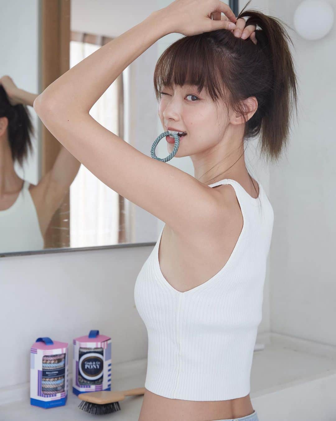 吳斐莉のインスタグラム：「喜歡包頭還是馬尾🙋🏻‍♀️  但不管喜歡哪個 髮圈都超～～重要 不知道大家會不會跟我一樣 綁久了頭皮會痛😂 尤其遇到髮圈不夠牢固的 整個頭髮會被往下拉扯 頭皮真的很像被十大酷刑  自從遇到 #lerickson 的髮圈 又讓我拾回綁頭髮的喜愛🥹 品牌今年滿十週年囉😆 然後我發現我從2017就開始用了 lerickson陪著我7年了  而且很多人收過肥莉驚喜包 裡面也都會放幾條髮圈 (收到的喊一聲🥳)  這髮圈不會咬頭髮是基本 還可以綁一整天都不會鬆掉 不綁了帶在手上 人家還以為是哪裡買的手工手鍊😆  金屬髮夾也超可愛 多巴胺或是Y2K穿搭一定要搭配一下 還自帶蝴蝶濾鏡效果耶🤣  不管是還沒用過的 還是還想再買新色的 週年慶活動開始可以入手囉～  ✔️全館不限金額免運費 ✔️新會員註冊還可享 50 元購物金 加上優惠指南  許多聯名獨家組合選擇 有beautyblender美妝蛋AVEDA、老協珍以及中野製藥  跟姐妹一起用起來🫶🏻  透過斐莉連結購買可以再享全單95折優惠～」