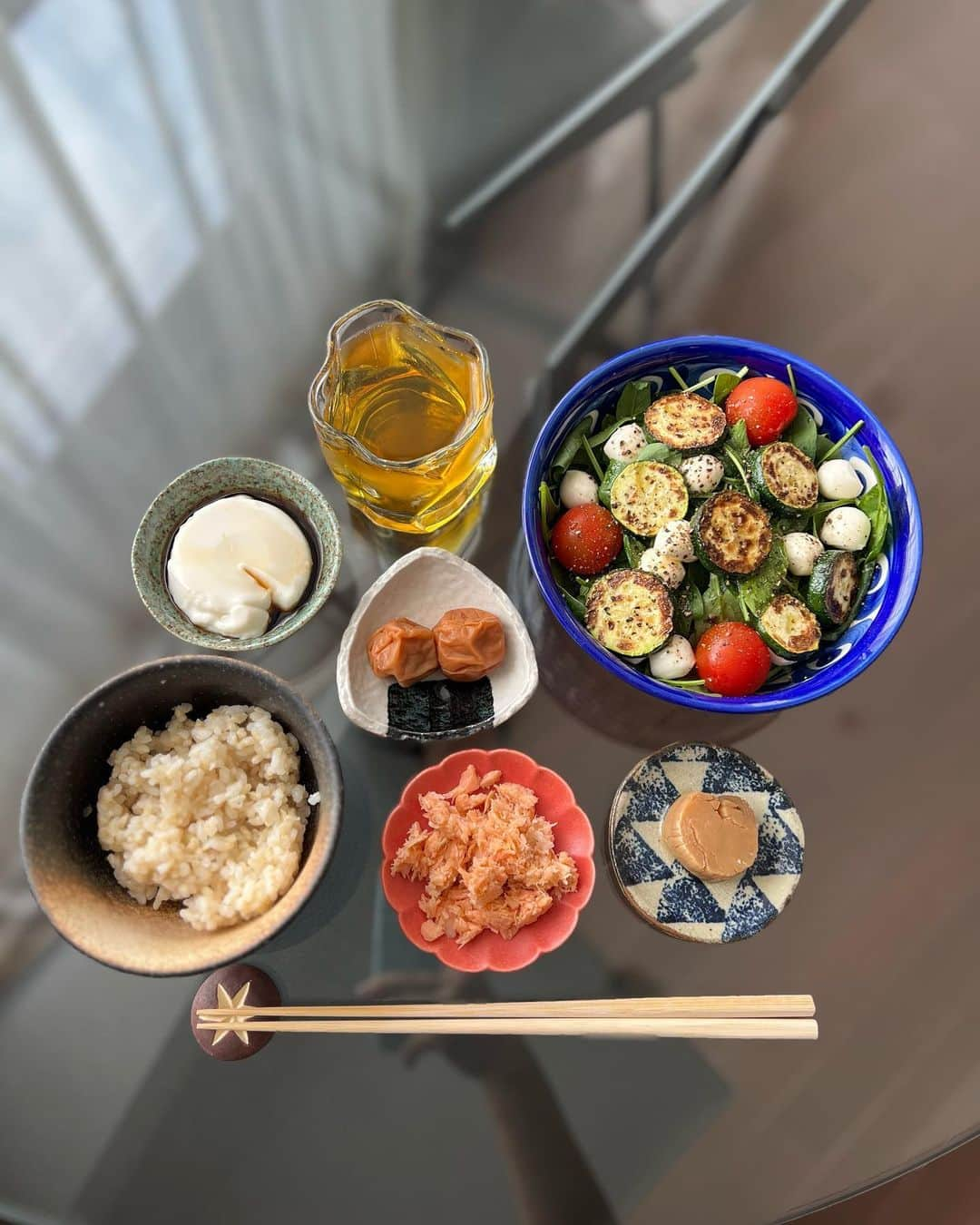 天木じゅんさんのインスタグラム写真 - (天木じゅんInstagram)「🥗🧡  冷蔵庫の余り物たち。 ジーマミー豆腐love🫶🏻  ローカット玄米 鮭　貝柱　梅干し　サラダ  #天木ごはん」9月16日 11時31分 - jun.amaki