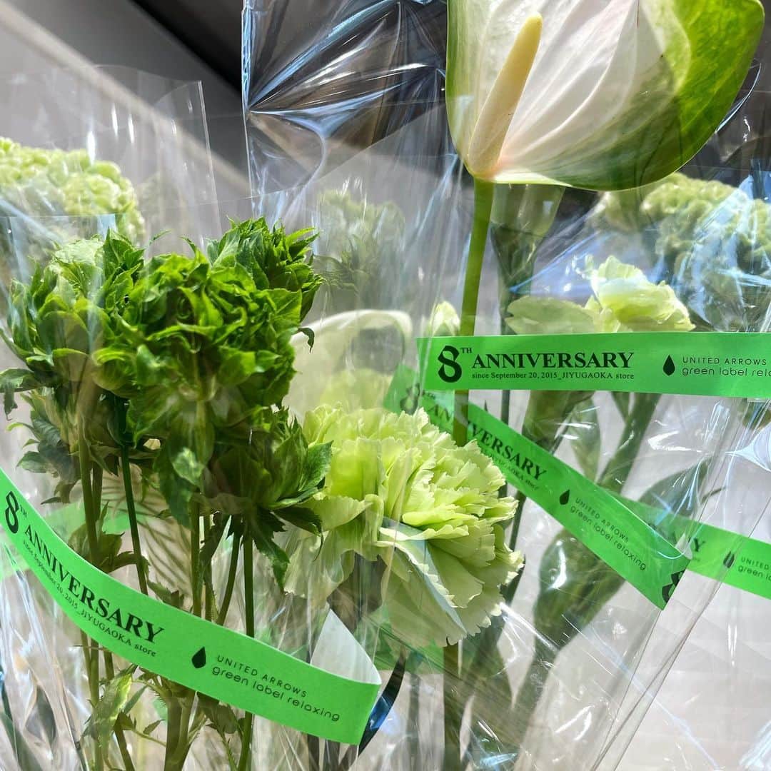 green label relaxing 自由が丘店のインスタグラム：「【EVENT】8周年記念イベント開催中！  いつもグリーンレーベル リラクシングをご愛顧いただき、誠にありがとうございます。  この9月、地域密着型「GOOD LOCAL STORE」をコンセプトとする、グリーンレーベル リラクシング 自由が丘店が8周年を迎えます。  8年間のご愛顧に感謝の気持ちを込めて、9月16日(土)・17日(日)・18日(月・祝)の3日間、自由が丘店にて5,000円(税込)以上をお買い上げいただいたUAクラブ会員様 各日先着100名にプレゼントをご用意しました。  ひとつめのプレゼントは、全国のコーヒーロースターの豆が月替りで楽しめる、自由が丘のコーヒーショップ「ALPHA BETA COFFEE CLUB（アルファベータコーヒークラブ）」より、ご自宅で楽しめるオリジナルドリップパックを。2種類からお好みの物をひとつお選びいただけます。  そしてふたつめのプレゼントは、一輪のお花。 自由が丘店オープン以来、店内のフラワーディスプレイを手掛けるフラワーショップ「evol（イーボル）」にご用意いただきます。  当日は「evol」の洗練されたセレクトとクリエーションによる花瓶や植物を展示。 その場でご購入も可能です。  花と緑にあふれた3日間に、ぜひ自由が丘店にお立ち寄りください。 スタッフ一同、皆様のご来店を心よりお待ちしております。  　 【INFORMATION】 ■開催場所 グリーンレーベル リラクシング 自由が丘店 　 ■開催日時 2023年9月16日(土) ・17日(日)・18日(月・祝)  「evol」出展時間 12:00～17:00 　 ■開催内容 各日、5,000円(税込)以上お買い上げいただいたUAクラブ会員様 先着100名に、ドリップコーヒーとお花一輪をセットでプレゼントいたします。 ※お会計時にUAクラブ アプリをご提示ください。（当日入会可） ※プレゼント用のドリップパックとお花が無くなり次第終了となります。 　 ■「evol」が販売する花瓶・植物をご購入いただく場合の決済方法 クレジットカード：Visa / Mastercard(R) / UnionPay(銀聯) ※現金でのお支払いは出来ませんので予めご了承ください。 ※UAクラブのマイル対象外となります。  詳細はハイライトのリンクよりご覧いただけます。  ＜ALPHA BETA COFFEE CLUB＞ 「一杯のコーヒーを通じて広がる繋がりを大切に」 全国のコーヒーロースターの豆が月替りで楽しめる自由が丘のコーヒーショップ。 2023年9月1日に、3店舗目となる路面店「自由が丘コンコード店」が新たにオープンとなりました。 HP：https://abccoffee-roasters.com/ Instagram：https://www.instagram.com/abccoffeeclub/  ＜フラワーショップ evol＞ ブーケ・アレンジメントをはじめ、ディスプレイ・ウェディング・イベント装飾・撮影スタイリング等でも活躍する目黒区下目黒の人気のフラワーショップ。 HP：http://www.e-v-o-l.com/  Instagram：https://www.instagram.com/evol.flowers/ 　 　 ■自由が丘店営業時間 11:00〜20:00 ☎︎ 03-5731-8531 お電話にてお問い合わせも承ります。  ■駐車場サービス お買い上げ金額に応じて以下ご利用いただけます。 場所【自由が丘南口有料駐車場】 > ¥5,000(税込)以上　30分チケット1枚 > ¥10,000(税込)以上　　30分チケット2枚 　 　 #greenlabelrelaxing #グリーンレーベルリラクシング #自由が丘 #jiyugaoka  #コーヒー #ドリップコーヒー  #フラワー #お花 #フラワーベース」