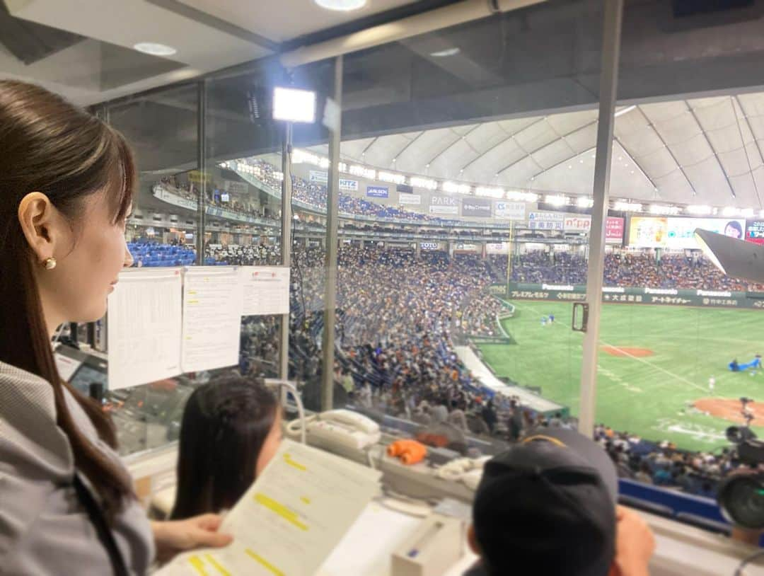 小倉星羅さんのインスタグラム写真 - (小倉星羅Instagram)「. 【アナウンス体験👧🏻👦🏻】  東京ドームのスタメン発表🗣️  日テレの企画で、しゅんぺいくんとたまこちゃんがアナウンスをしてくれました🎙️  その前には一緒に練習も👩‍👧‍👦 スタメン発表はスタメン表をもらってから、 15分ぐらいしかなく、みんなバタバタしてるんです💦  私だっていつも手が震えてるのに、 2人は堂々と発表していて拍手もあったかくて感動しました🥹 終わった後の2人の笑顔が可愛かった🥰  夏休みの思い出の1ページになったらいいな🌻🍉 アナウンサーは楽しい仕事だよ♫  詳しくは次の月刊ジャイアンツに執筆予定です📚  #アナウンス体験 #アナウンサー #夏休み #場内アナウンサー」9月16日 11時37分 - seira_ogura