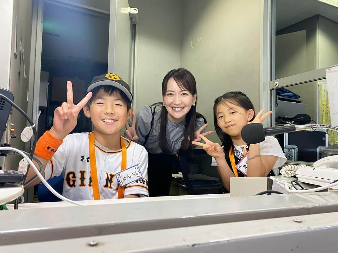 小倉星羅のインスタグラム：「. 【アナウンス体験👧🏻👦🏻】  東京ドームのスタメン発表🗣️  日テレの企画で、しゅんぺいくんとたまこちゃんがアナウンスをしてくれました🎙️  その前には一緒に練習も👩‍👧‍👦 スタメン発表はスタメン表をもらってから、 15分ぐらいしかなく、みんなバタバタしてるんです💦  私だっていつも手が震えてるのに、 2人は堂々と発表していて拍手もあったかくて感動しました🥹 終わった後の2人の笑顔が可愛かった🥰  夏休みの思い出の1ページになったらいいな🌻🍉 アナウンサーは楽しい仕事だよ♫  詳しくは次の月刊ジャイアンツに執筆予定です📚  #アナウンス体験 #アナウンサー #夏休み #場内アナウンサー」