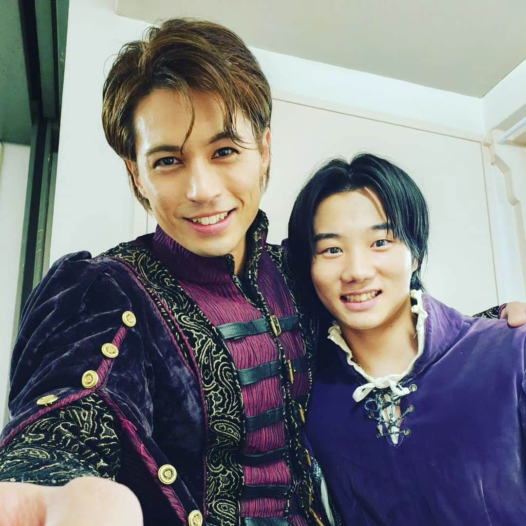 佐伯大地のインスタグラム：「本日2公演よろしくお願い致します🦁 共演者の咲哉君は高校生、合間に勉強会も欠かさない文芸両道な男✏️  #ロミオとジュリエット #3公演目」