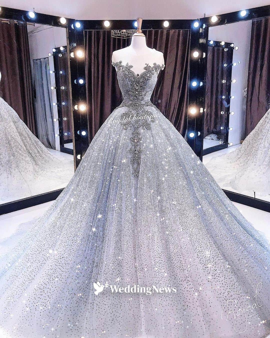 プレ花嫁の結婚式準備アプリ♡ -ウェディングニュースのインスタグラム：「グリッタードレスが可愛い✦ฺドレス6選👗 ………………………………………………………………… 結婚式準備を楽しく♡ 役立つ情報、トレンドを毎日配信中𓂃 𓈒𓏸  マナー・段取り・お金のことはアプリでチェック🤍 【 @weddingnews_editor 】の プロフィールURLからダウンロードしてね🕊💕 …………………………………………………………………  編集部のrinです🌼*･ﾟ  キラキラ感がたまらない♡ @roydalboutique さんのグリッタードレス👗  見ているだけでドキドキするほど 美しいドレスばかりなんです𓂃✨  ぜひスワイプして見てみてくださいね👉🏻💕  photo by  1~6枚目：＠roydalboutique さん  thank you𓂃𓈒𓏸  ………………………………… 🕊【毎日100記事更新❤️アプリ最新情報】🕊 …………………………………  本日新着のオススメ記事をご紹介します✨  ①大変なんです…！プランナーが激白『ちょっと困った花嫁さん』の行動って？《お金・段取り》 ②「歓談メイン」が人気♡先輩花嫁が取り入れた＆やらなかった演出は？《演出》 ③【花嫁美容】何からやればいいの？費用からスケジュールまで＊《ビューティー》  ※《》は記事のあるカテゴリー名❤️ などなど、その他にも役立つ記事を配信中💕アプリダウンロードがまだお済みでない方は是非 @weddingnews_editor のURLからダウンロードしてみてくださいね💕  ＼📷投稿お待ちしています／  花嫁はもちろん、業者さんも大歓迎✨ アナタのお写真や動画をご紹介してもOKという方は、ぜひ #ウェディングニュース に投稿してください💕 他のSNSでも掲載させていただく可能性がございます𓅪  ……………………………………………… 🌷 #ウェディングニュース って？🌷 ……………………………………………… ⁡ ⁡ 花嫁のリアルな”声”から生まれた花嫁支持率No1✨スマホアプリです📱準備に役立つ情報を発信しています💐 アプリはプロフィールのURLからダウンロードしてね🕊 ⁡ 業界フォロワー数No.1✨総合アカウント @weddingnews_editor  花嫁のためのお勉強アカウント @weddingnews_dandori  ⁡ ⁡ナチュラルウェディングをご紹介 @weddingnews_natural  花嫁さんから式場探し @weddingnews_brides  花嫁のためのドレスカタログ ＠dress_weddingnews.jp ⁡ 他の公式アカウントも是非チェックしてみてね💕 ⁡ ⁡ #結婚式準備 #ウェディング #花嫁 #ウエディング #プレ花嫁 #結婚式 #結婚 #ウェディングドレス #カラードレス #グリッタードレス #韓国風ドレス #インポートドレス#海外ドレス #ドレス選び #ドレス試着 #ドレス迷子 #結婚式コーデ #花嫁コーデ #シンデレラ」