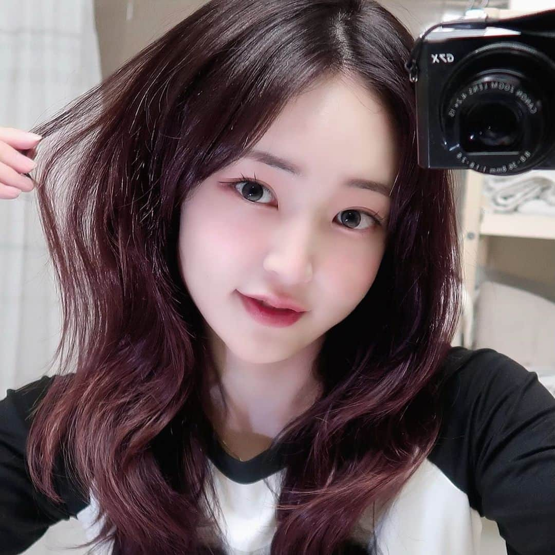 ぷにのインスタグラム：「나두 #레이어드컷 해봤따💇🏻‍♀️💜히히ㅎ 너무 맘에 들어용 감사합니다🩷 @atelierbytiffany  @hairby_jungmin   유행은 돌고 도는구 ㄴ ㅏ~~🍒  . #엘에이 #LA #レイヤーカット」