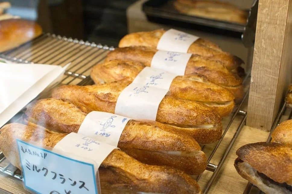 笹塚駅のパン屋さん オパンさんのインスタグラム写真 - (笹塚駅のパン屋さん オパンInstagram)「🖋... [2023.09.16]  おはようございます、 #オパン です。  朝8時より焼き立てパンをたくさんご用意しています。  本日も焼き立てパン豊富にご用意しています。 パンによって焼き上がり時間が変わります。気になるパンがございましたら、お電話にてご予約も可能なのでご確認ください。  新しくなった鯖サンドも木曜日～日曜日で販売させていただいています。 ぜひ、こちらもよろしくお願いします。  商品のご予約について オパンドッグ、ミルクフランス類以外の全てのパンは、ご予約可能です。ぜひ来店前にお店にお電話（03-6407-8507）ください。  本日も、焼き上がりのパンの香ばしい香りと一緒に、お待ちしております。  __________________________________________  🥖 季節限定  ・ナガノパープルとシャインマスカットのデニッシュ ・グリーンカレーのフォカッチャ  __________________________________________  💬 商品のご予約について  以下の商品はご予約ができません。 ・オパンドッグ ・ミルクフランス類(ミルクフランス、あんフランス、コーヒーフランス、ガーリックフランス、明太フランス)  その他のパンは問題なく、ご予約可能です。  💬 ご購入数の制限がある商品 ・ミルクフランスお一人様2本まで  __________________________________________  💬 お支払いについて​ ​ キャッシュレス決済対応しています。 利用できる決済サービスについては、レジ前に掲示しているのでご確認ください。 __________________________________________」9月16日 11時58分 - opan_bakery