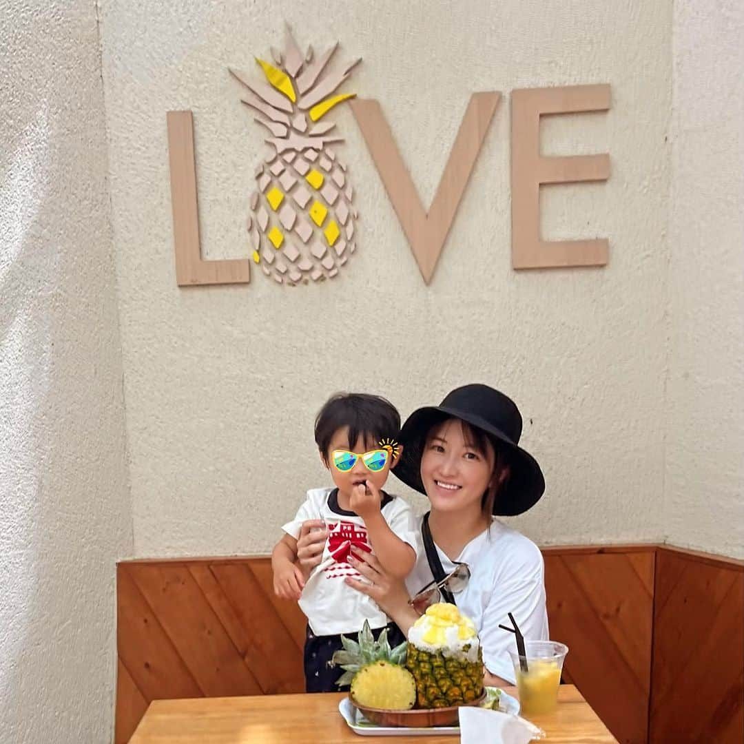 葉加瀬マイのインスタグラム：「名護パイナップルパーク🍍 暑さが苦手な息子は、 パイナップル畑をトゥクトゥク🛺に乗って進んだり、植物園をまわるのも暑すぎてずっとぐったりで無表情でした😅涼しいところでパイナップルかき氷食べるのと恐竜エリアだけはテンションが上がってました😂  #名護パイナップルパーク  #nagopineapplepark  #나고파인애플파크」